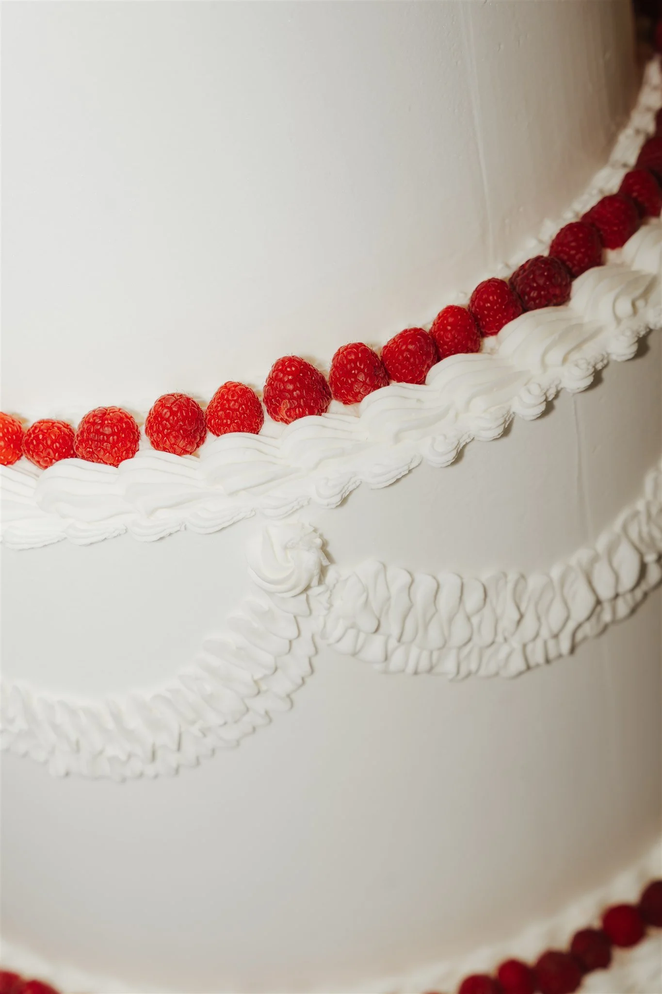 Modern editorial wedding cake with sculptural chess details in red and white. A bold and artistic wedding cake concept photographed in a contemporary editorial style for fashion-inspired weddings.
