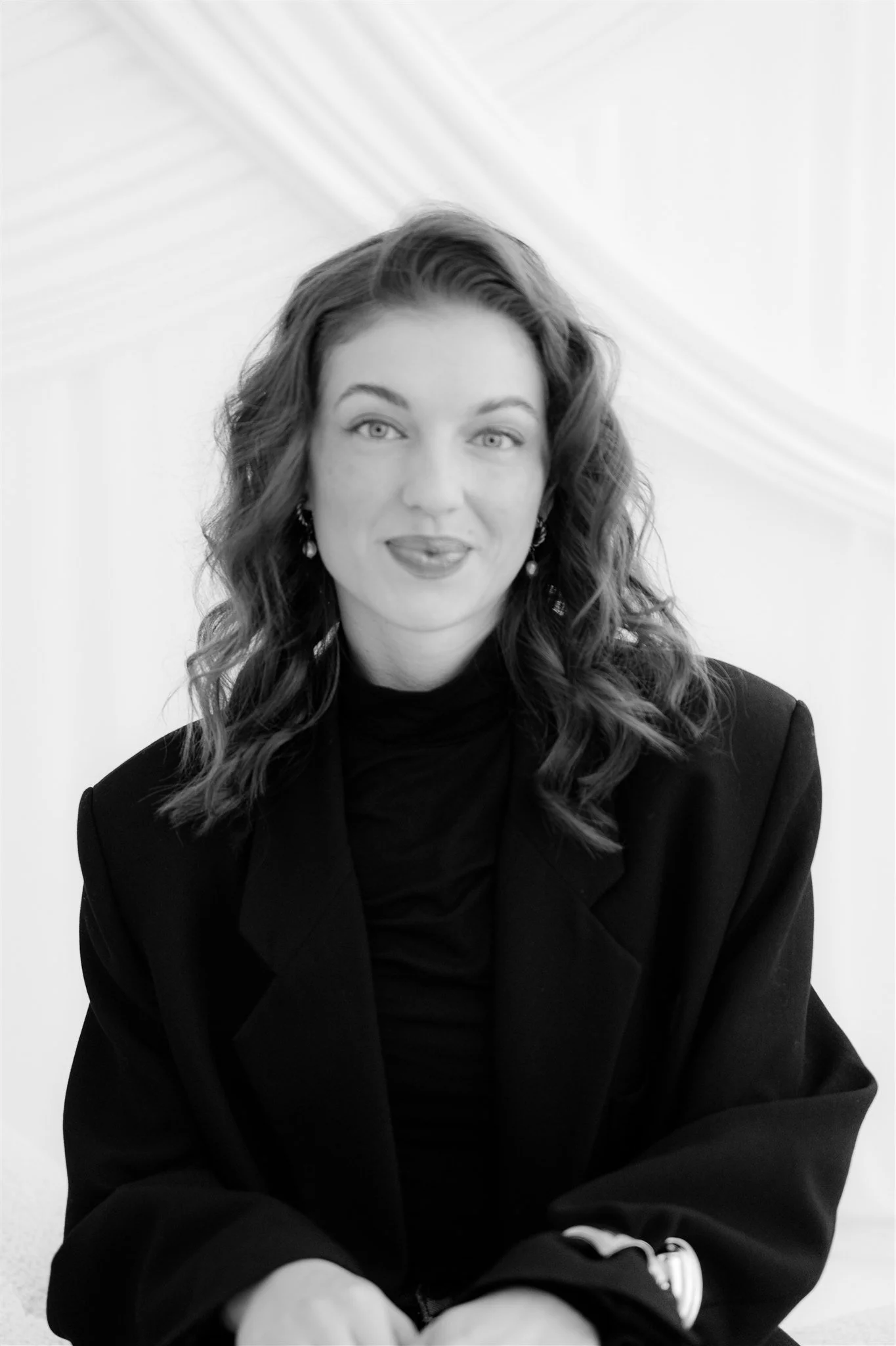 Personal branding portrait in an editorial style, highlighting confidence, authenticity and visual clarity.
