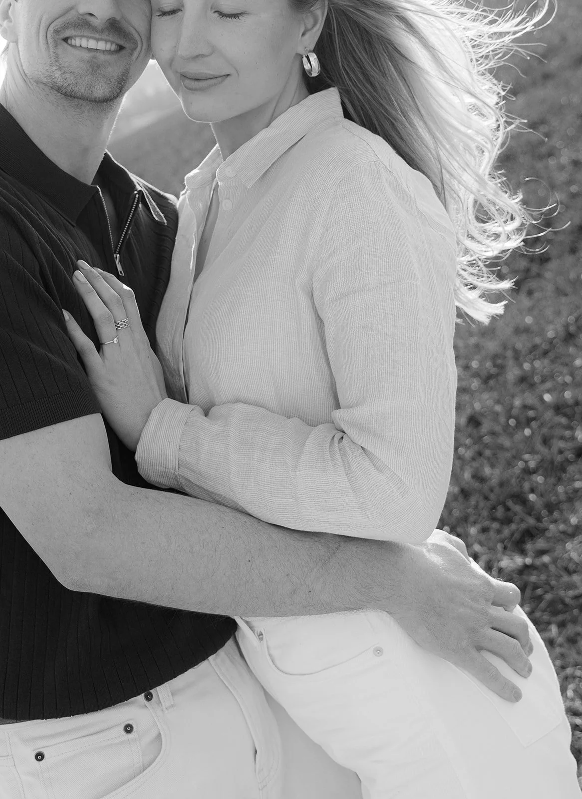 Black and white embrace of a couple in Old Hollywood style – editorial photography by Anna van der Veen