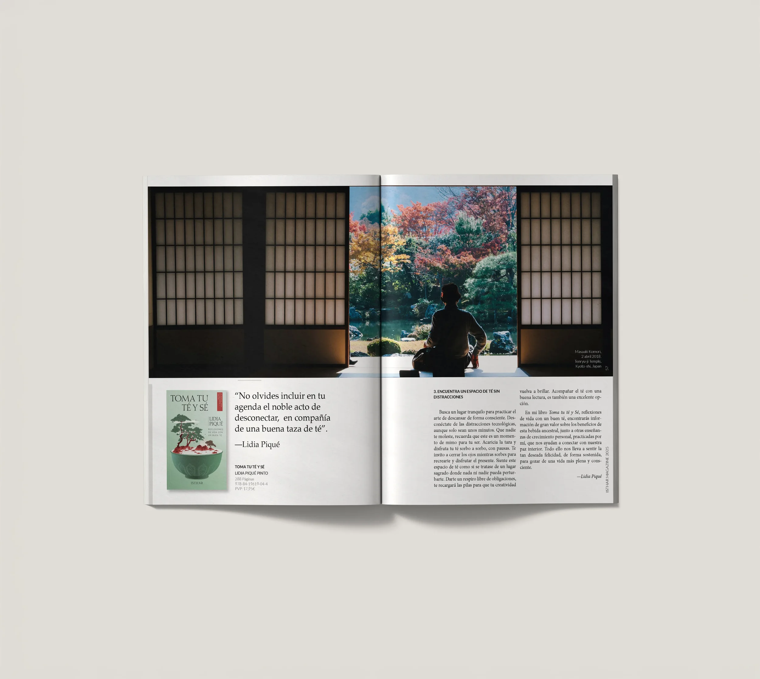 Página de una revista o libro abierto que muestra una imagen de una persona meditando en un jardín japonés, con shoji en el fondo y árboles con follaje otoñal.