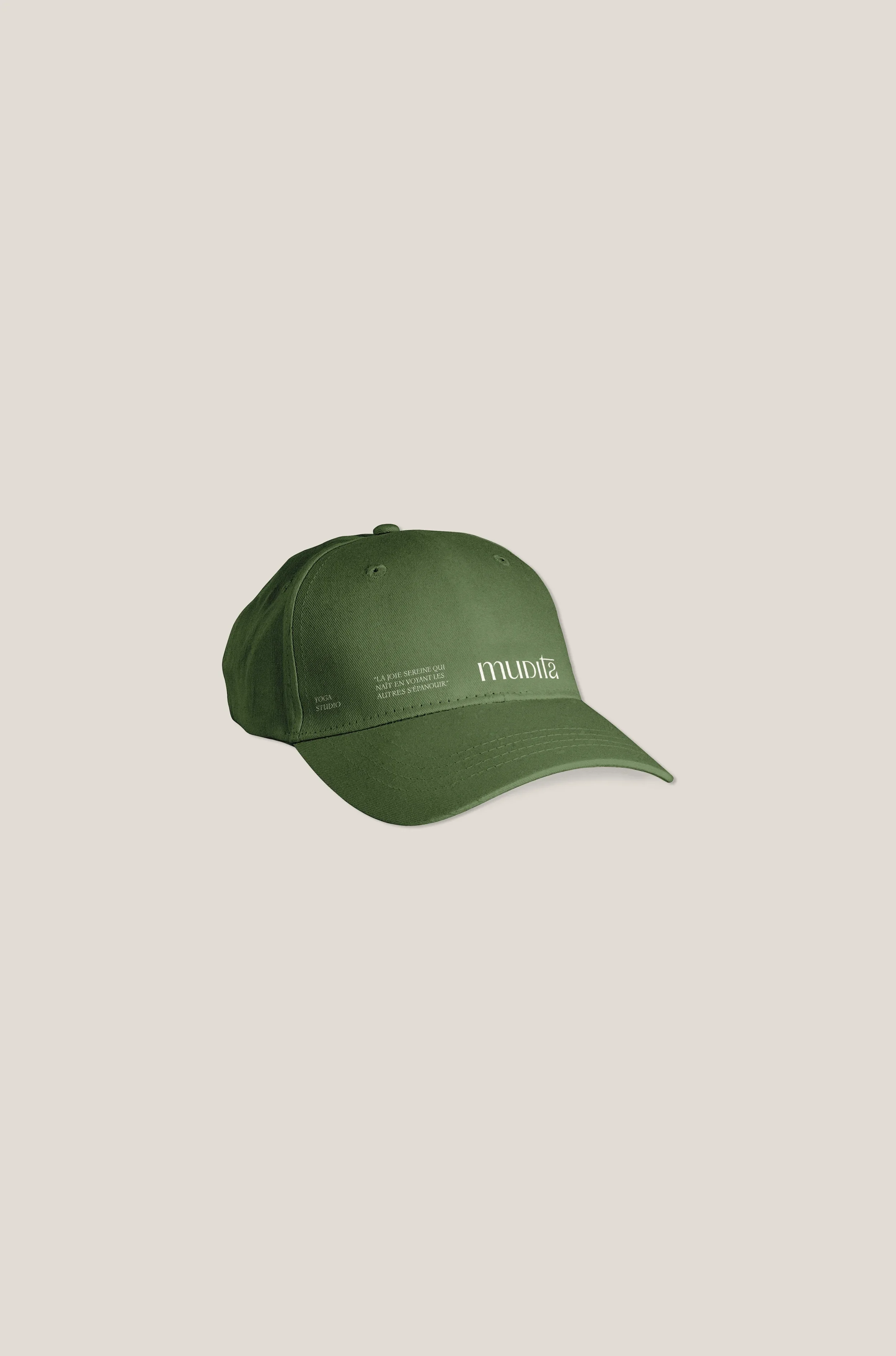 Gorro verde con texto en francés y español, sobre fondo beige