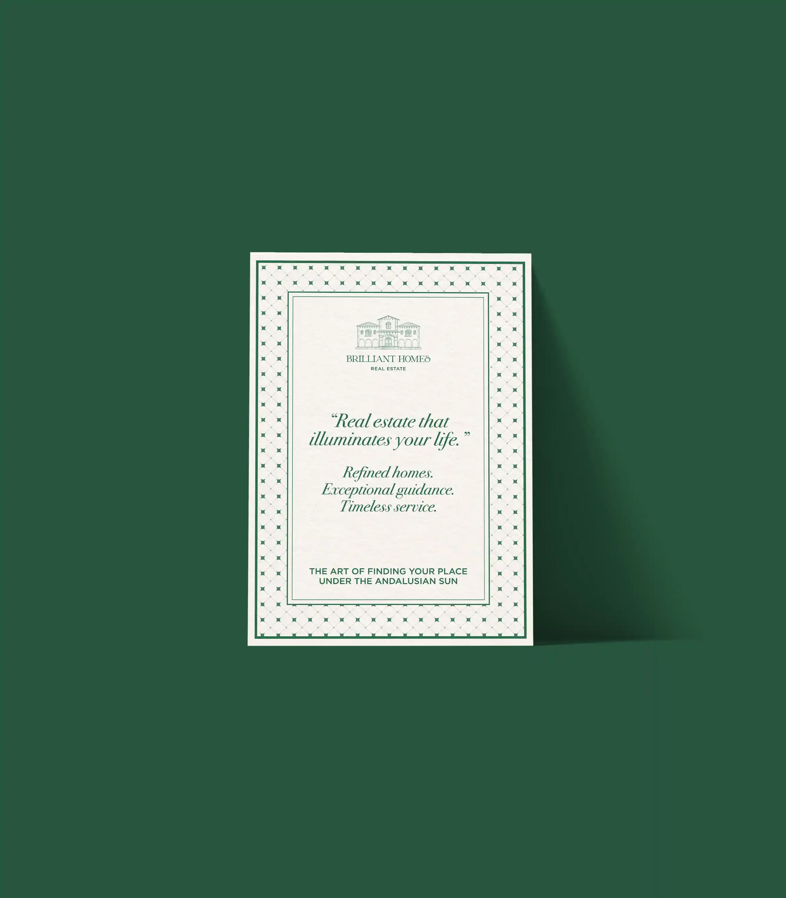 Folleto de bienes raíces con información sobre casas refinadas y servicio oportuno, en un fondo verde.