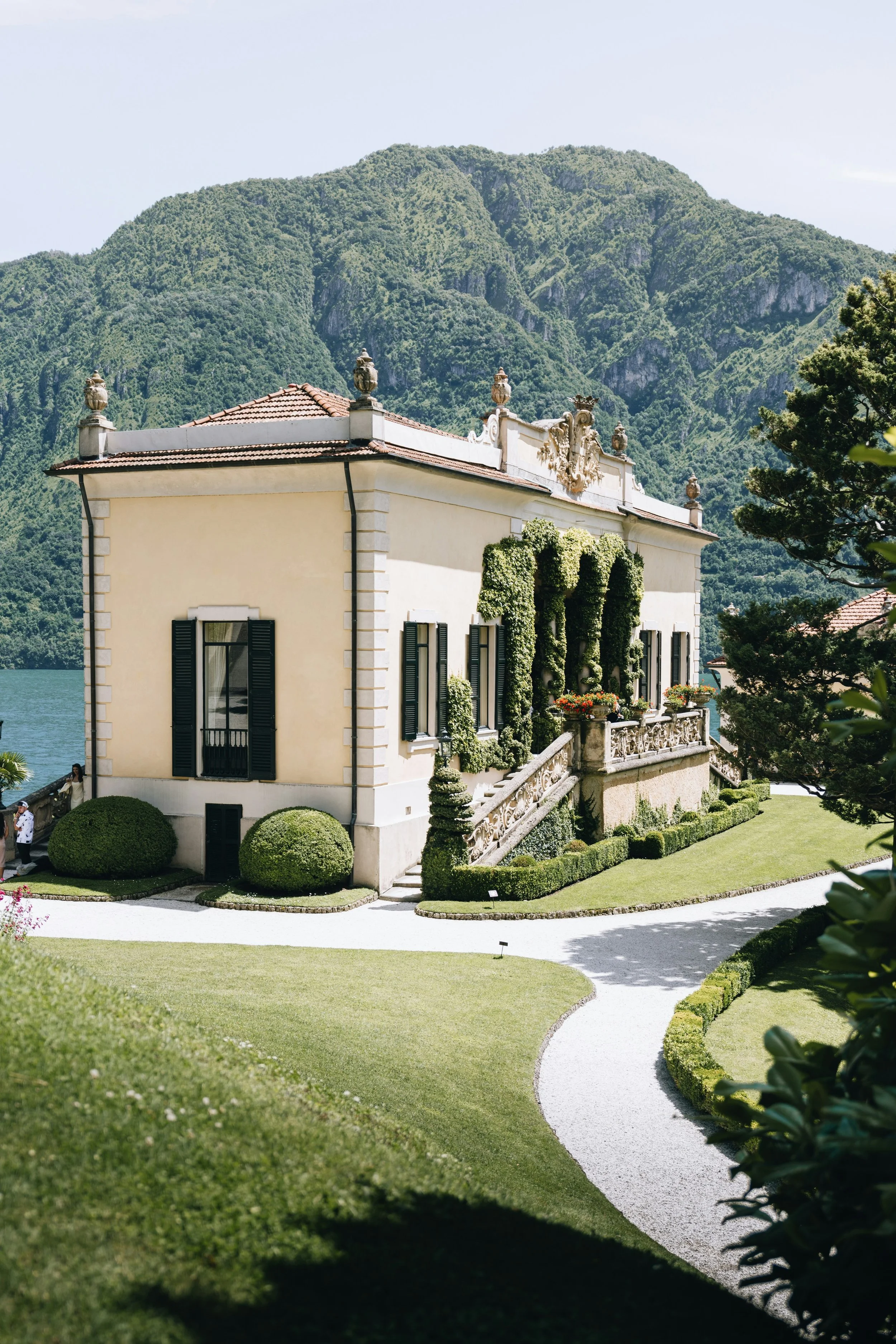 Casa elegante con jardín y vista a las montañas.
