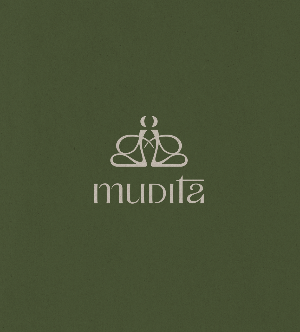 Logo en color verde con diseño de dos figuras humanas sentadas en posición de meditación y el texto 'mūdita' debajo.