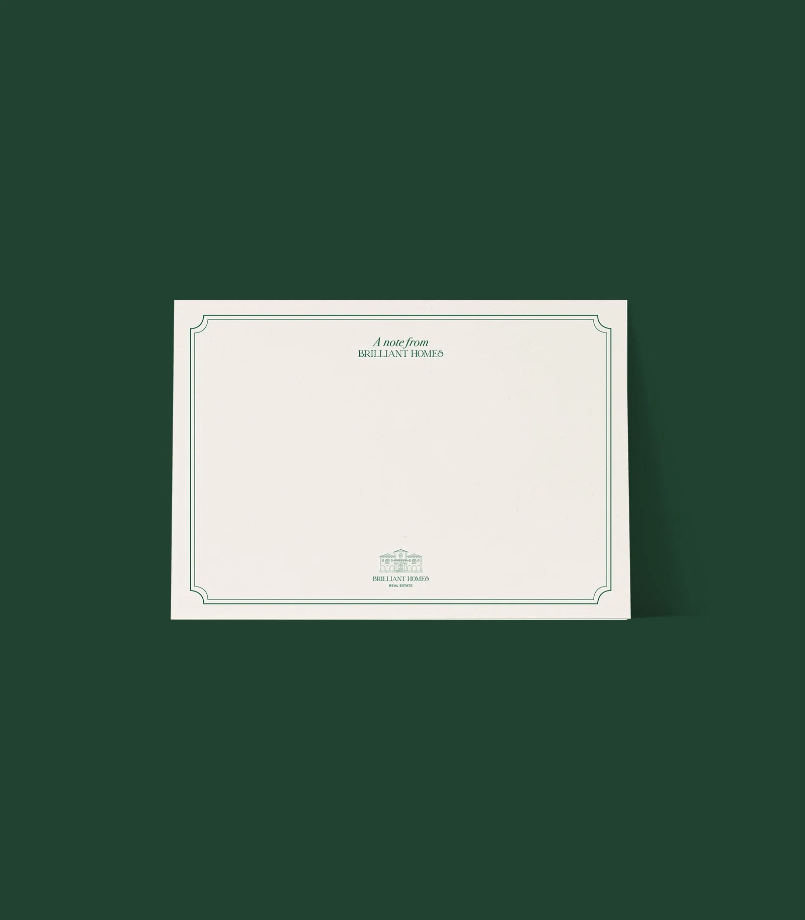 Tarjeta postal blanca sobre fondo verde oscuro, con borde decorativo y logo de una casa en la parte inferior.