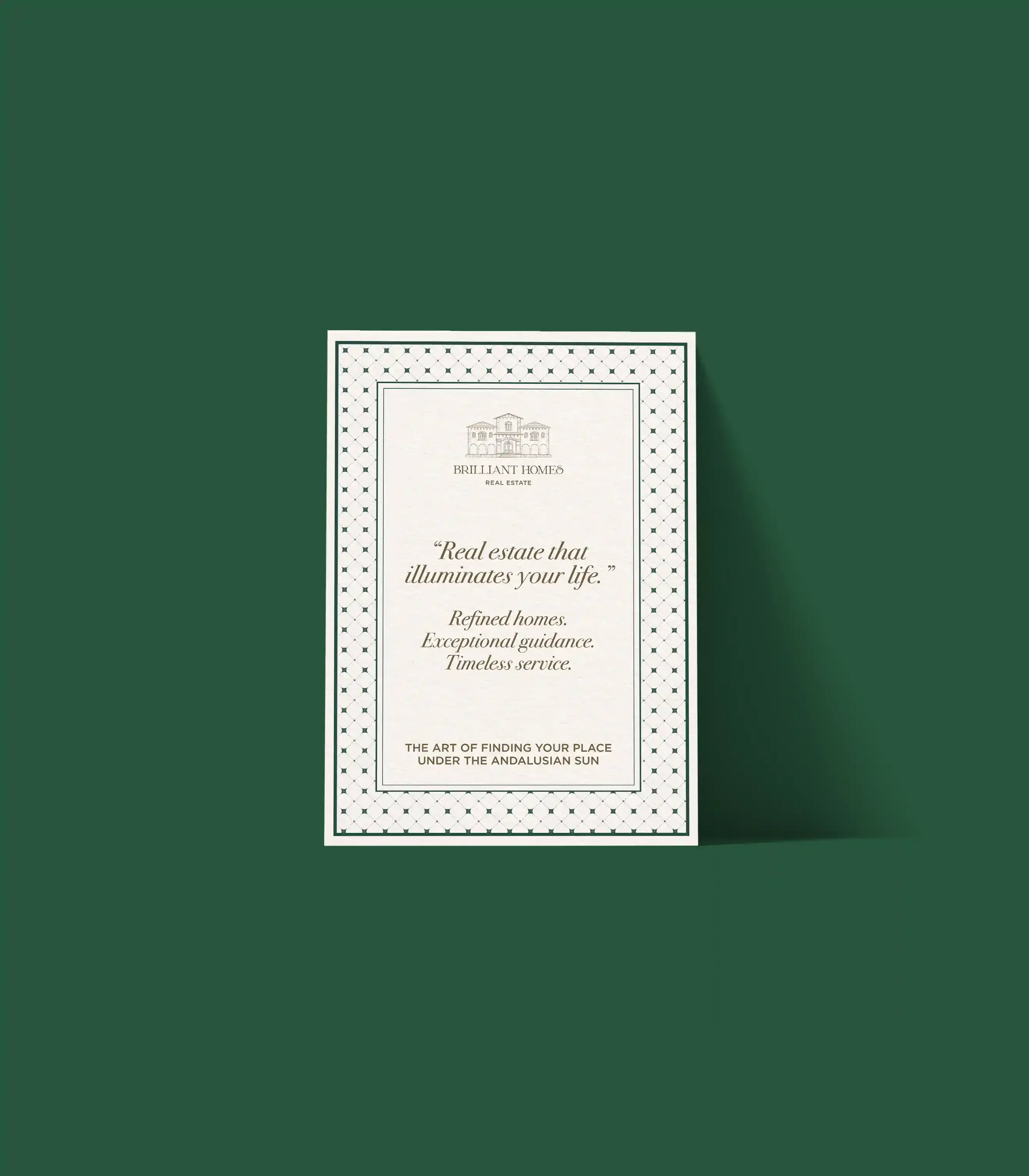 Tarjeta blanca con diseño de patrón de círculos y borde doble, texto en inglés en negro, anuncia bienes raíces de lujo con lema "Bienes raíces que iluminan tu vida", en fondo verde.