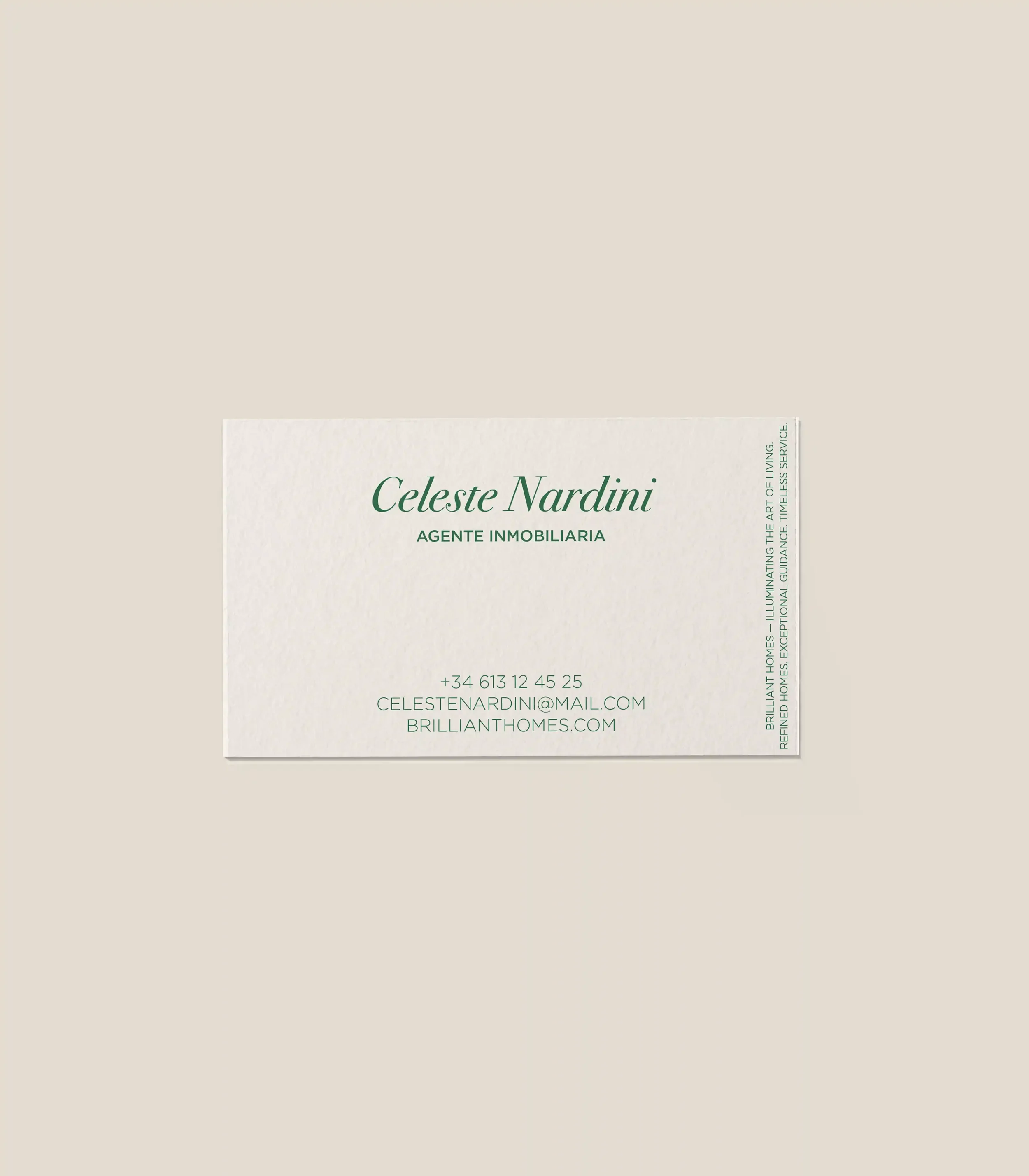 Tarjeta de presentación de Celeste Nardini, agente inmobiliaria, con información de contacto y lema sobre viviendas brillantes.