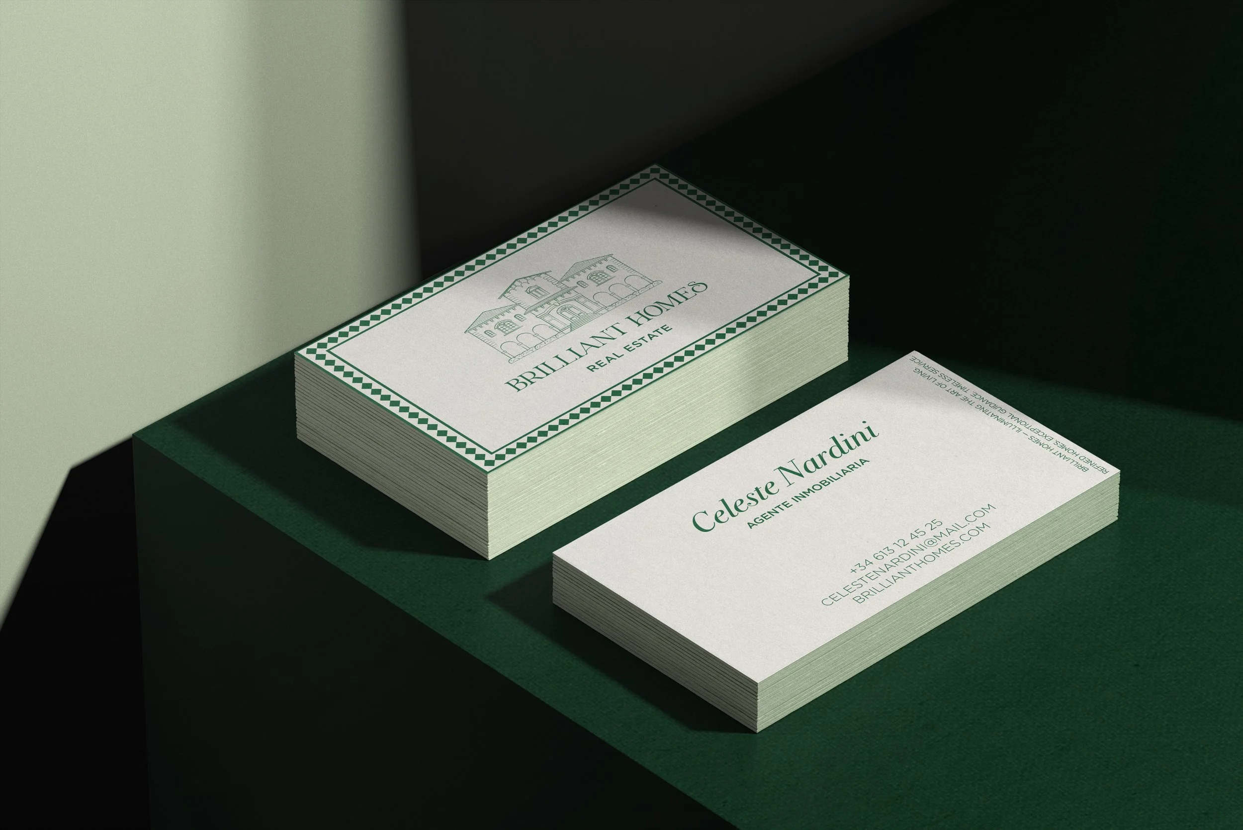 Tarjetas de presentación de bienes raíces de la agencia Brillánt Homes con el nombre Celeste Nardini.