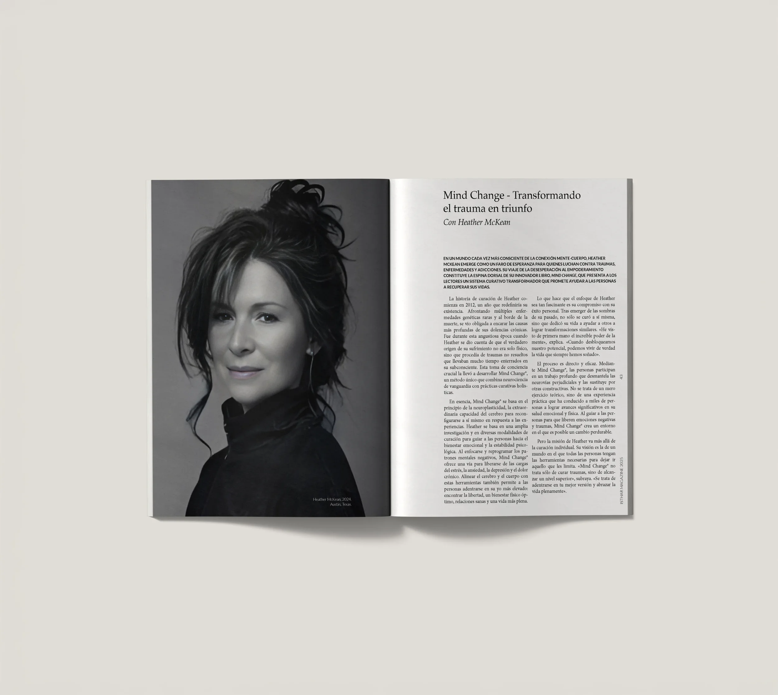 Revista abierta con una página en blanco y otra con texto y una fotografía en blanco y negro de una mujer con expresión suave y cabello desordenado.