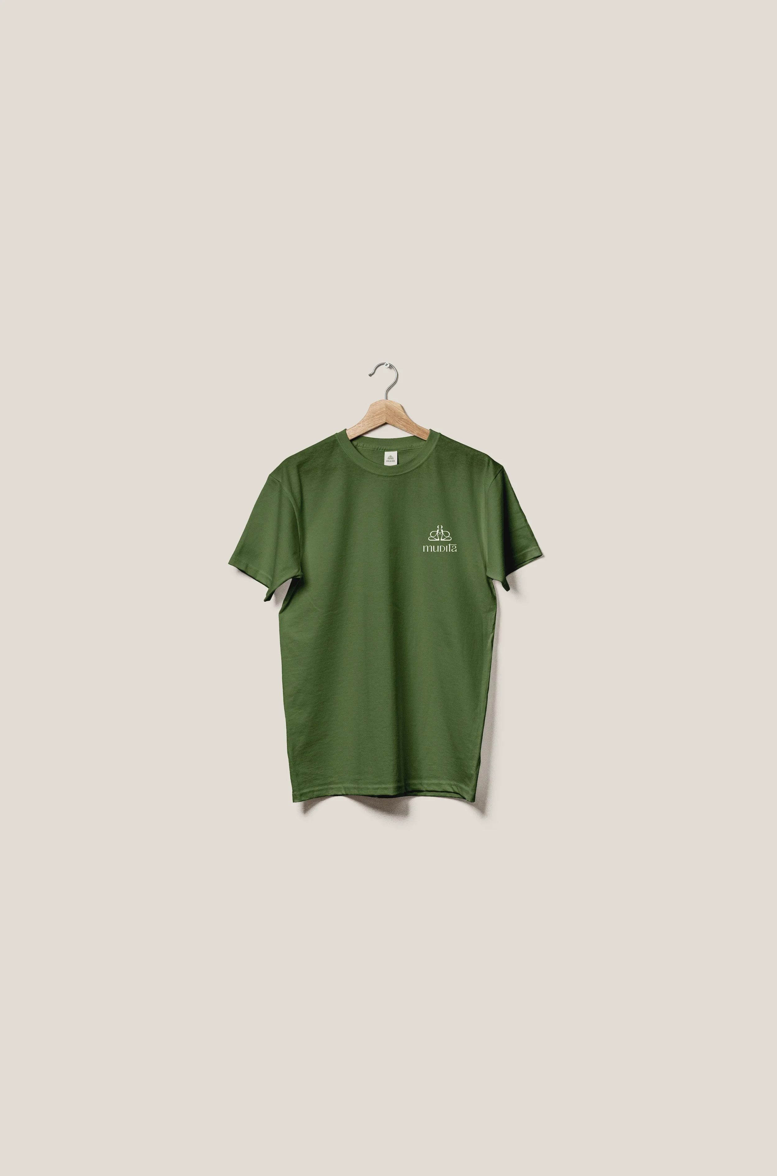 Camiseta verde colgada en percha con logotipo y texto en español que dice 'mudite'