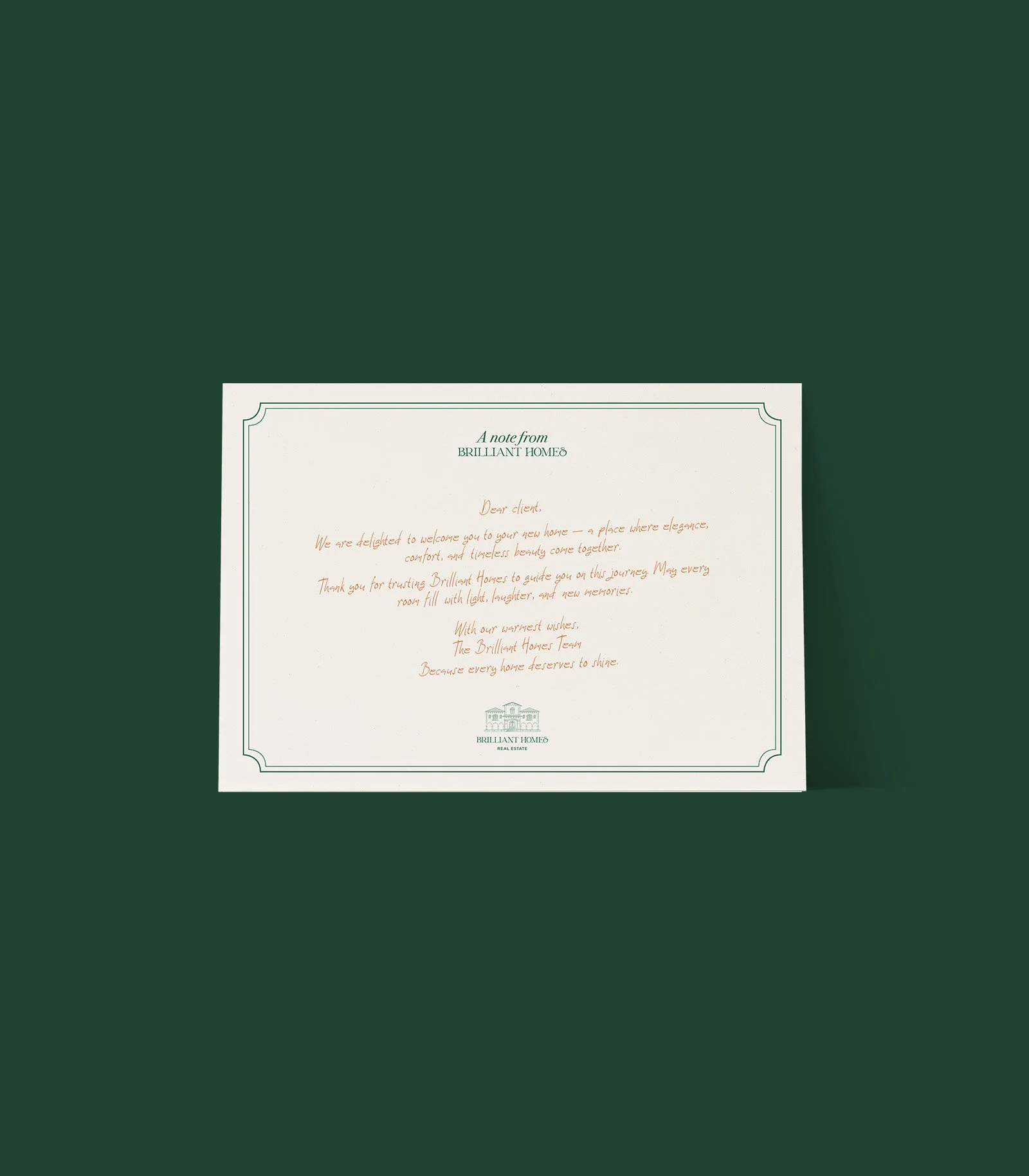 Tarjeta de felicitación de la empresa Brilliant Homes con un mensaje en el centro y el logotipo en la parte inferior, sobre un fondo verde oscuro.