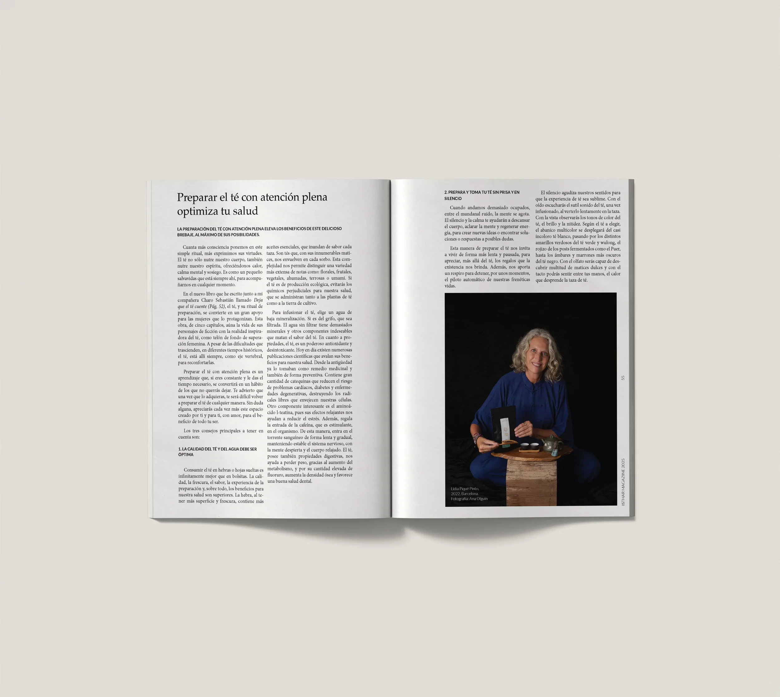 Revista abierta con artículos sobre beneficios del té y una fotografía de una mujer con cabello gris sentado en un taburete de madera con una caja y otros objetos en sus manos, con fondo negro.
