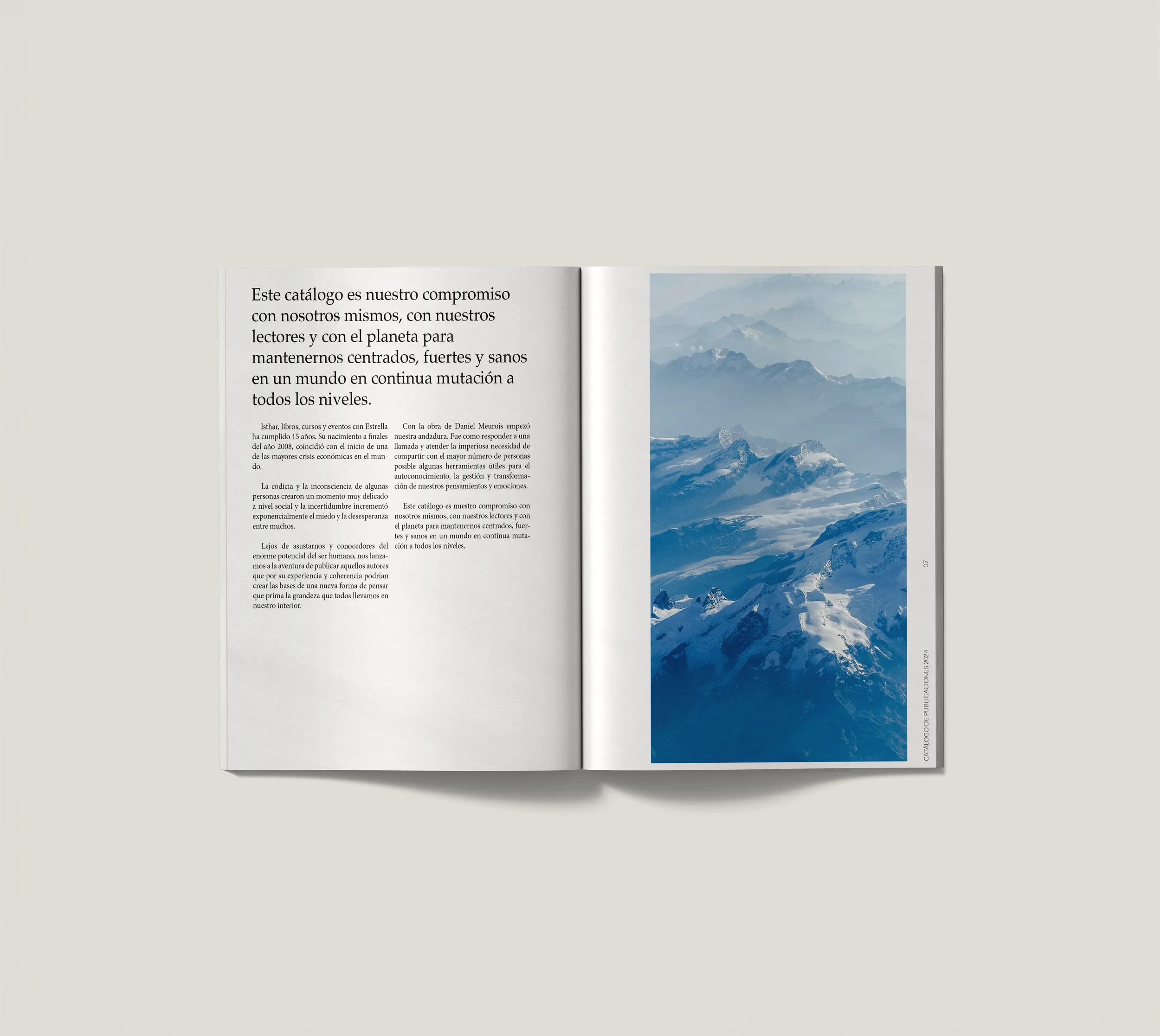 Revista abierta con texto en la página izquierda y una fotografía de montañas nevadas en la página derecha.