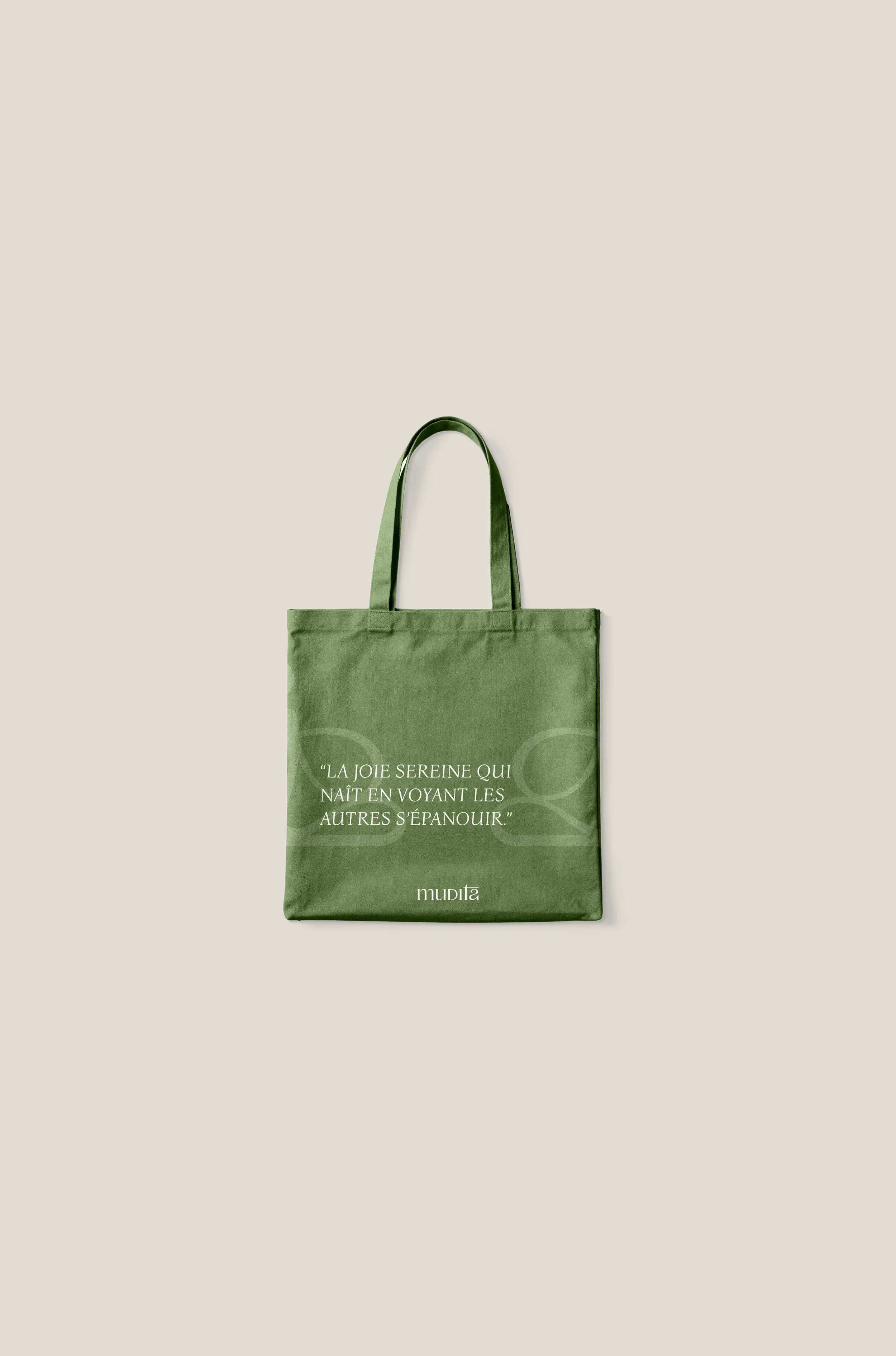 Bolsa verde con texto en francés y logo en fondo beige.