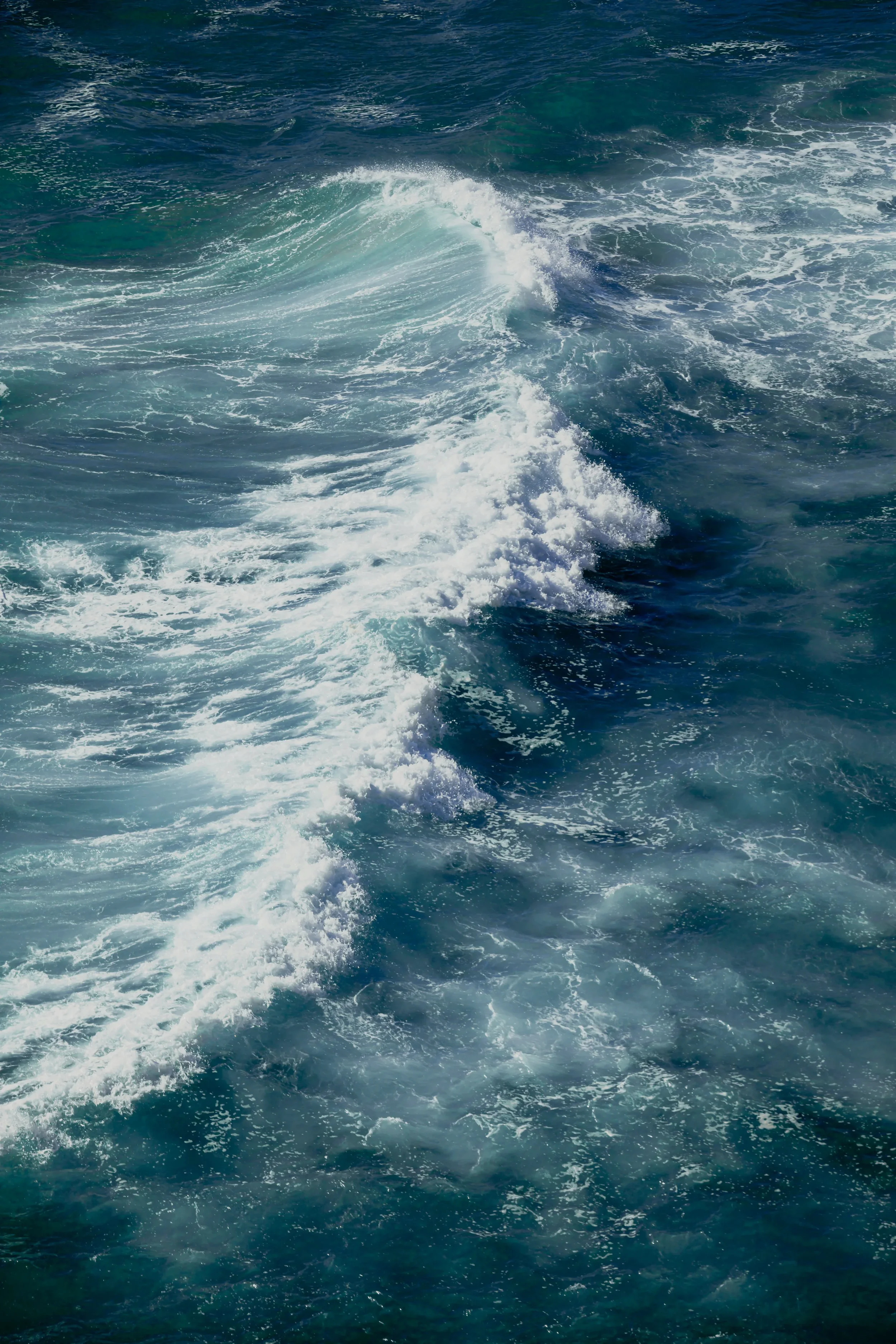 Olas en el mar en movimiento.