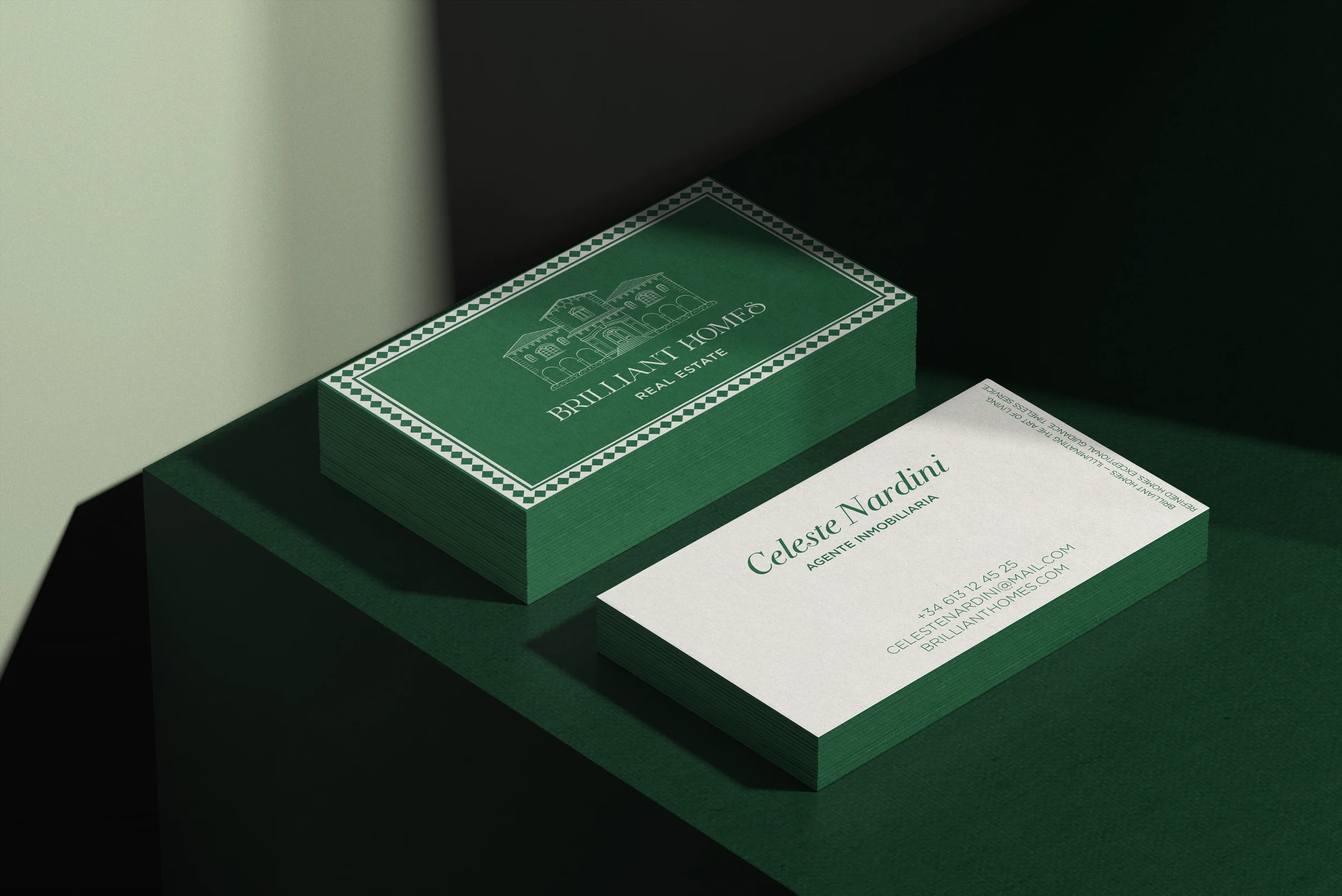 Tarjetas de presentación blancas y verdes para un agente inmobiliario con información de contacto y logotipo de una empresa llamada Brillant Homes.