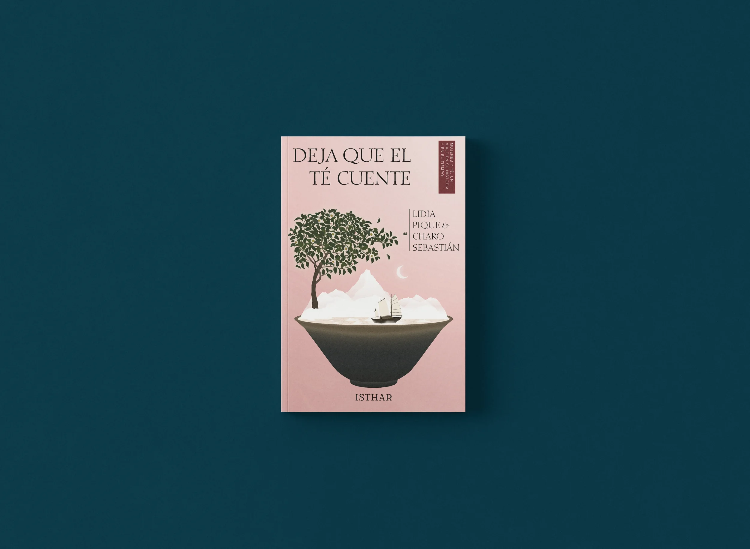 Libro titulado 'Deja que el té te cuente' con ilustración de un árbol, un barco y una luna en una taza