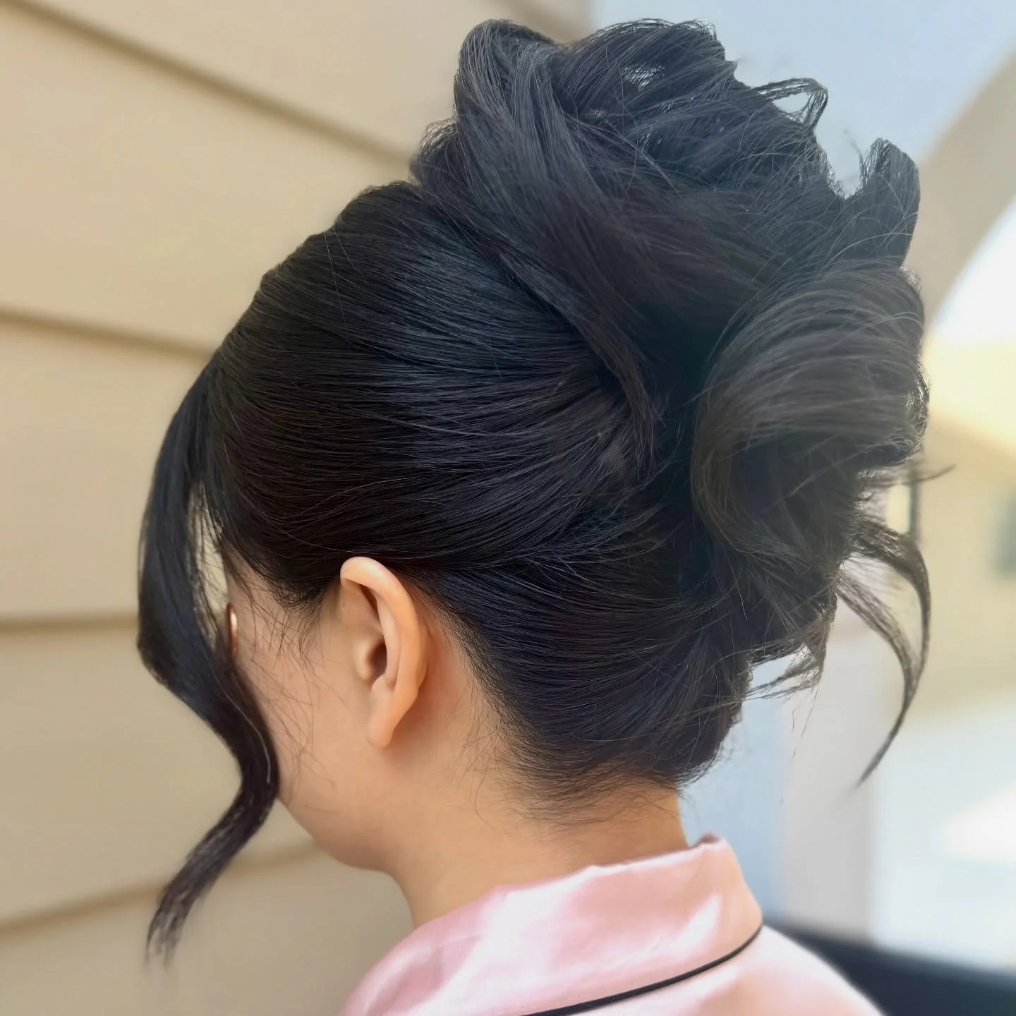 Updo goals alert! 😍🙌🏼💫 

Some Sunday and Friday dates left for 2026 💫, and 2027 bookings are officially open 🙌🏼✨
Secure your spot via the link in bio ✨

#updo #bridalhair #guelphhairstylist #stjacobsontario #tricityweddings