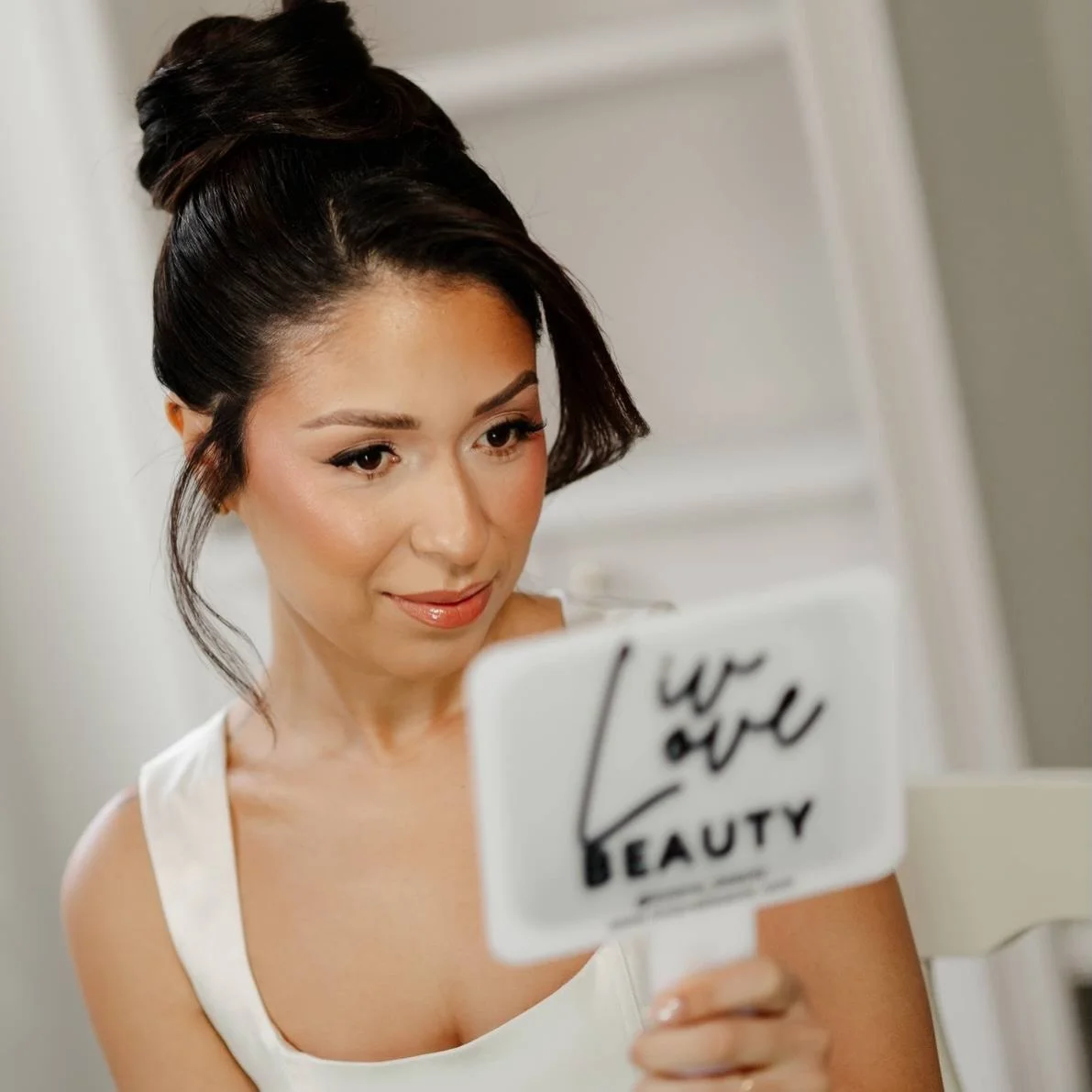 When you look this good. You can take on anything ✨

Hair @livlove_beauty 
Makeup @melaniegabriele 
Photography @maddylouphoto 
Content (more to come) @thesosyalco 

#wedding #branding #collabs #torontoweddings #photoshoot