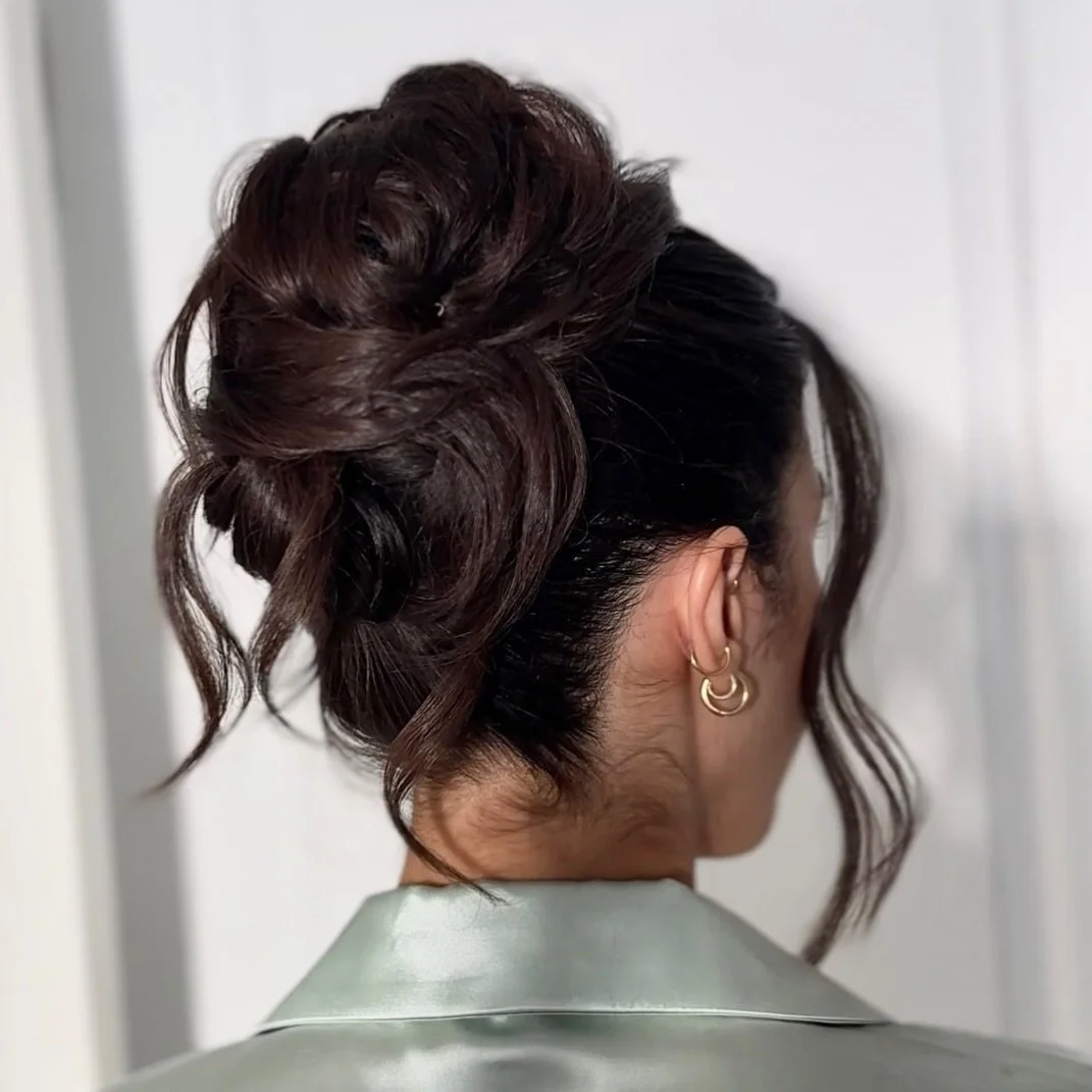 All the updos and tendrils please ✨🤍

Inquire for your 2027 date in bio or send a DM 🫶🏼

Updo by Juanita of @livlove_beauty 

#torontohairstylist #guelphhairstylist #cambridgehairstylist #kitchenerhairstylist  gtahairartist 

Blowout
Glam waves
We