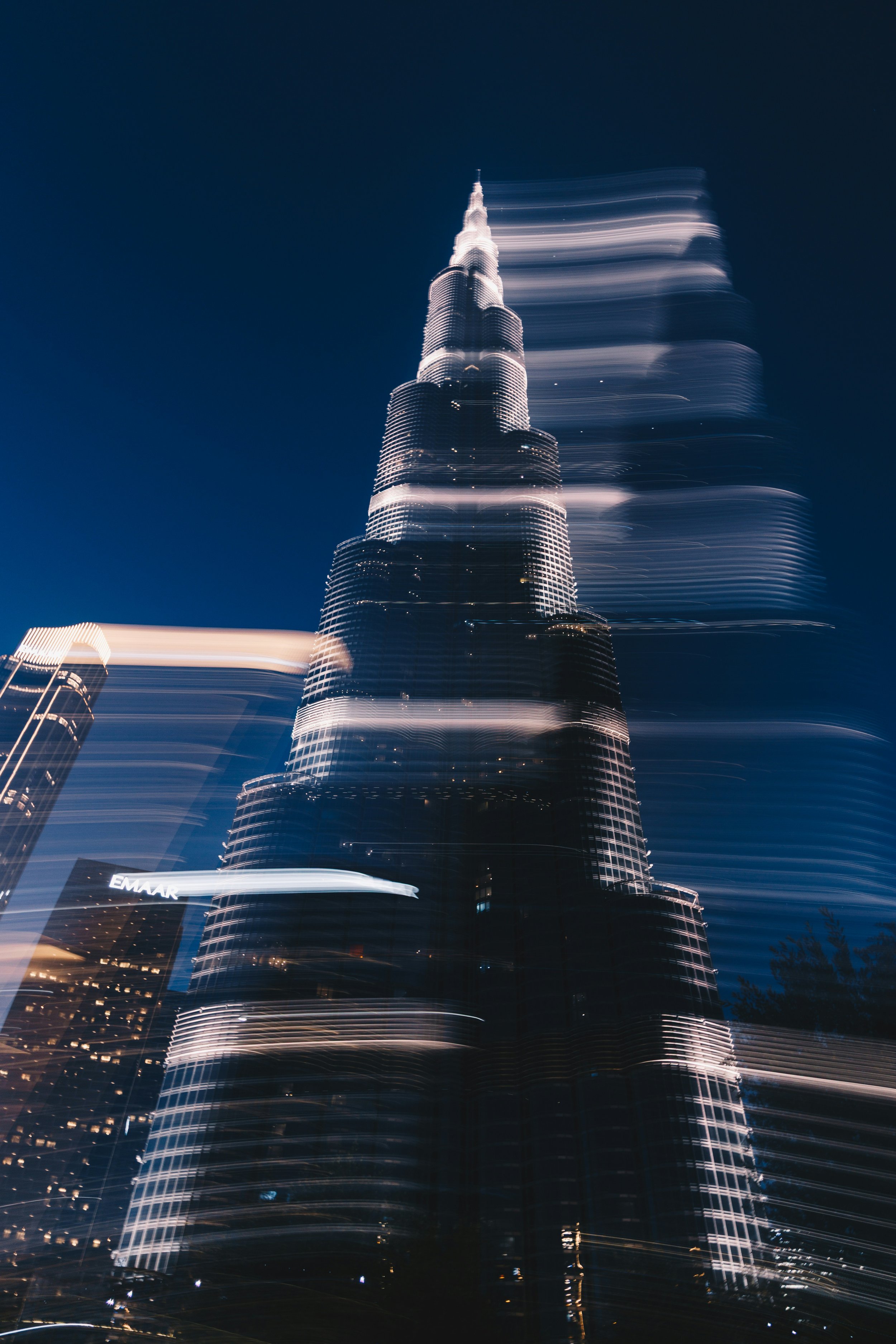 Foto von einem hohem Wolkenkratzer mit Lichtstreifen in der Nacht