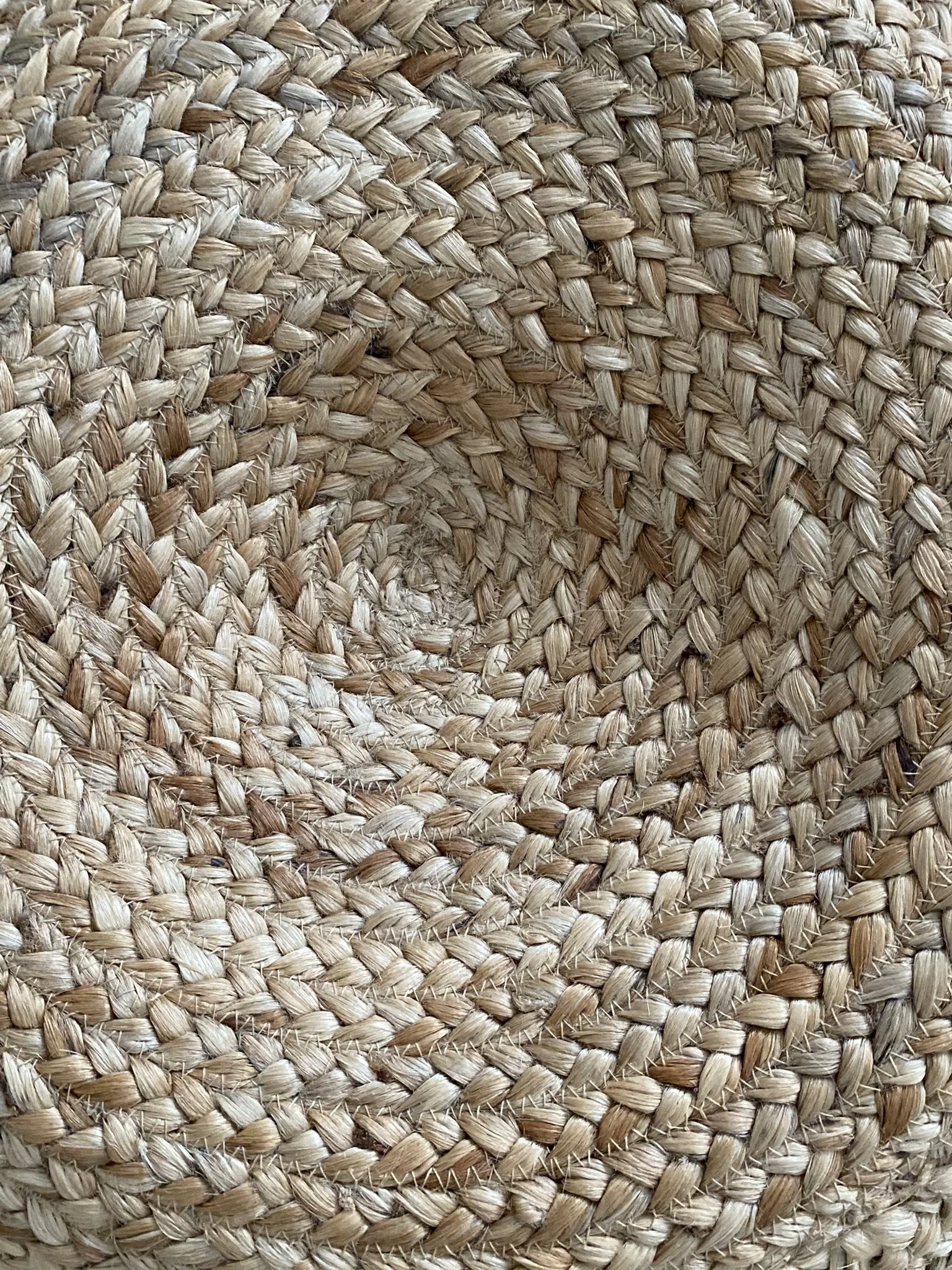 Ein spiralförmiger, geflochtener Korb aus Naturmaterialien wie Stroh oder Weide.