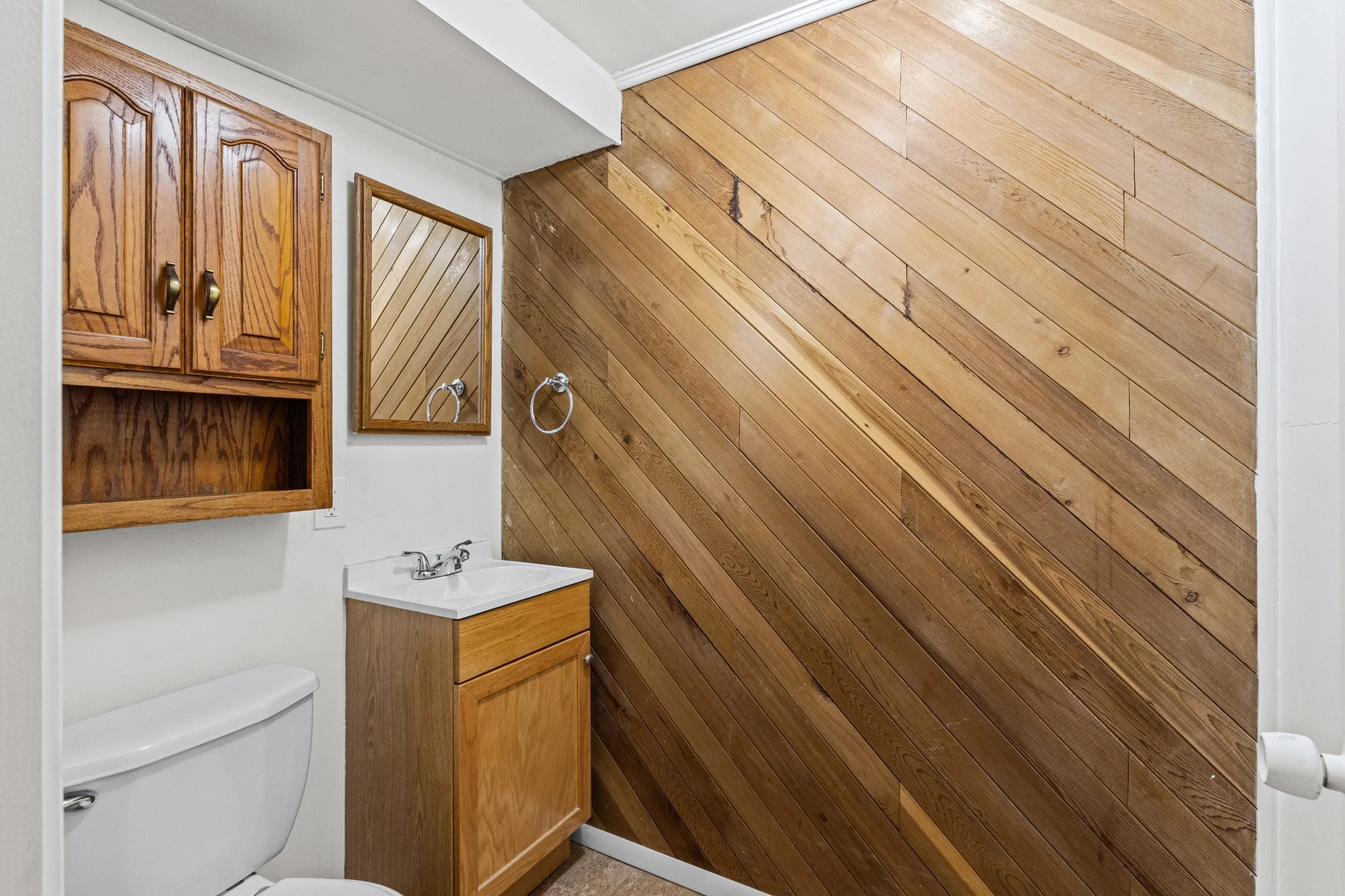 new_listing_mid_century_modern_ranch_half_bathroom_top_agent_rueben_wuerdeman_realtor_st_louis_mo.jpg