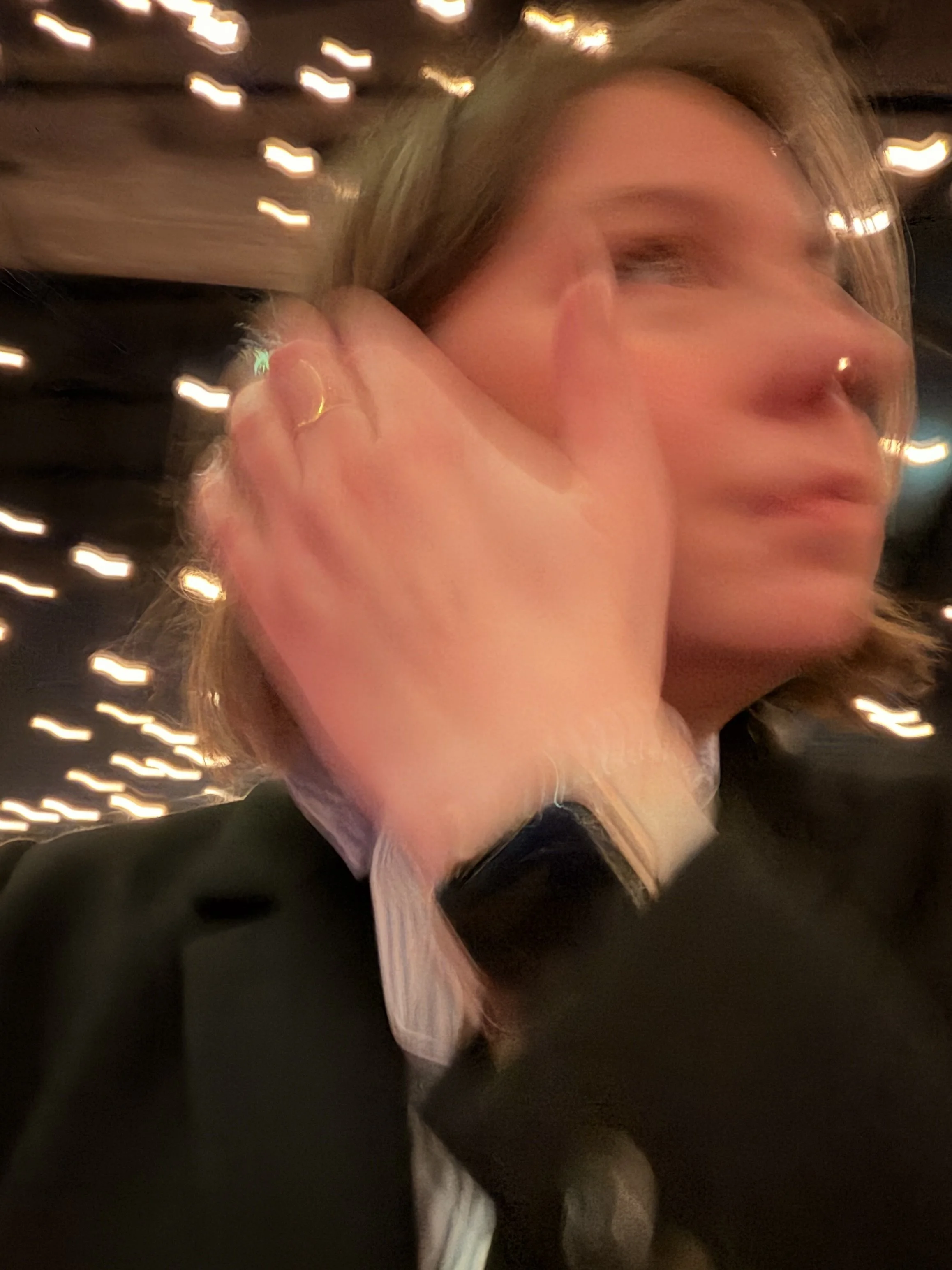 Ein Bild von Liz bei Nacht unter Lichtern.