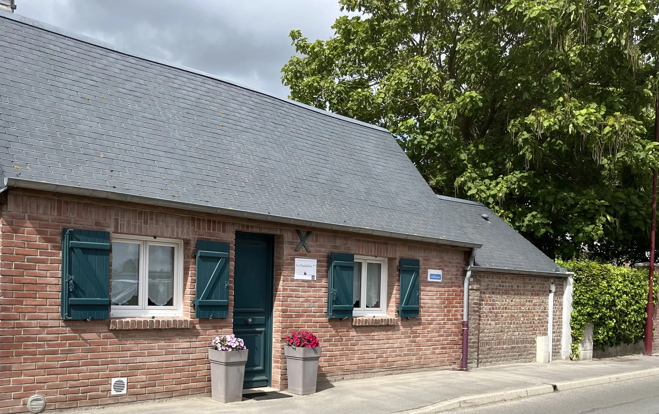 Longère typique dans un village côtier de la Baie de Somme avec poutres, briques et toit d'ardoises