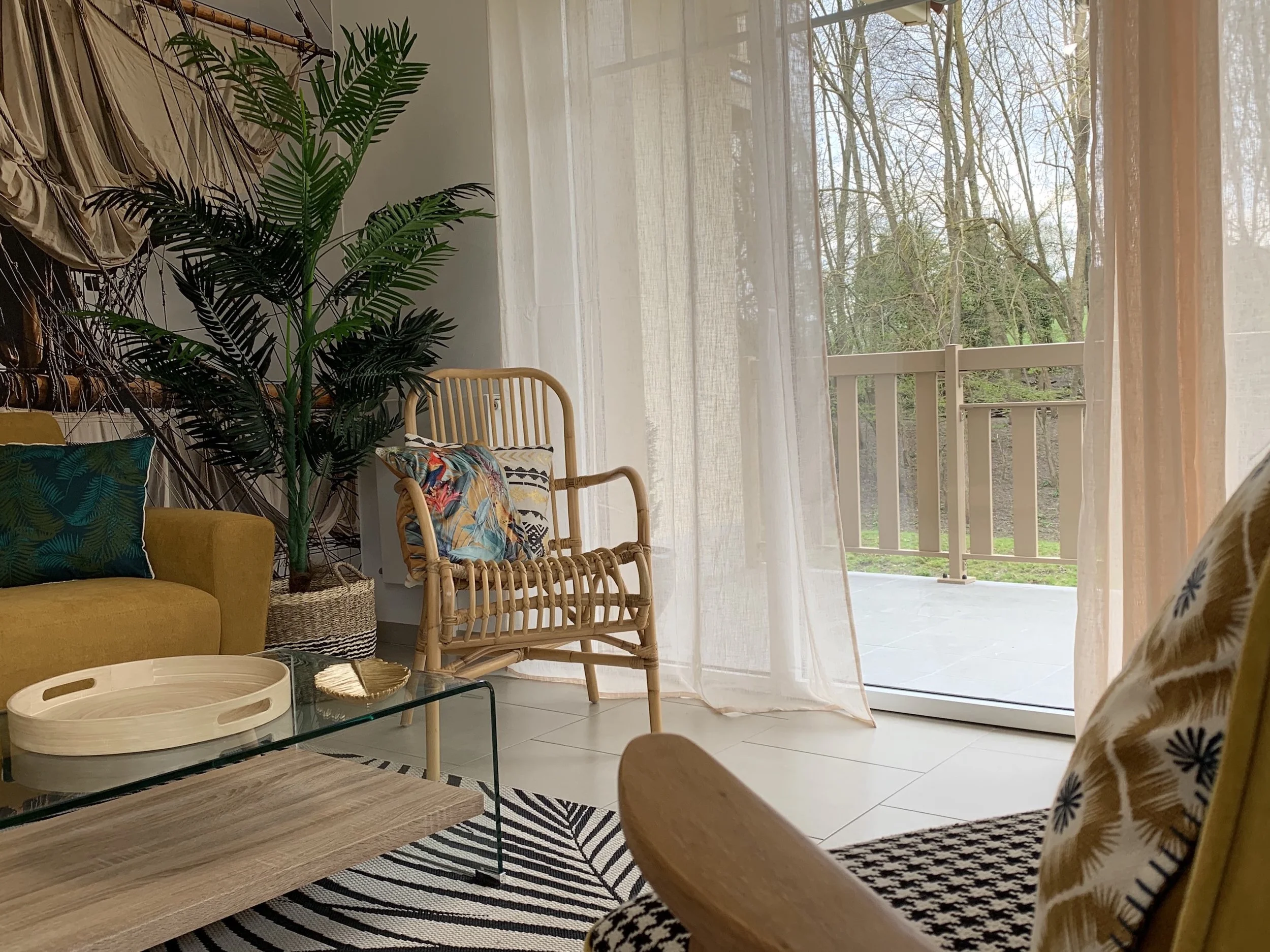 Salon d'un appartement lumineux avec balcon sans vis-à-vis, décoré sur le thème d'un port