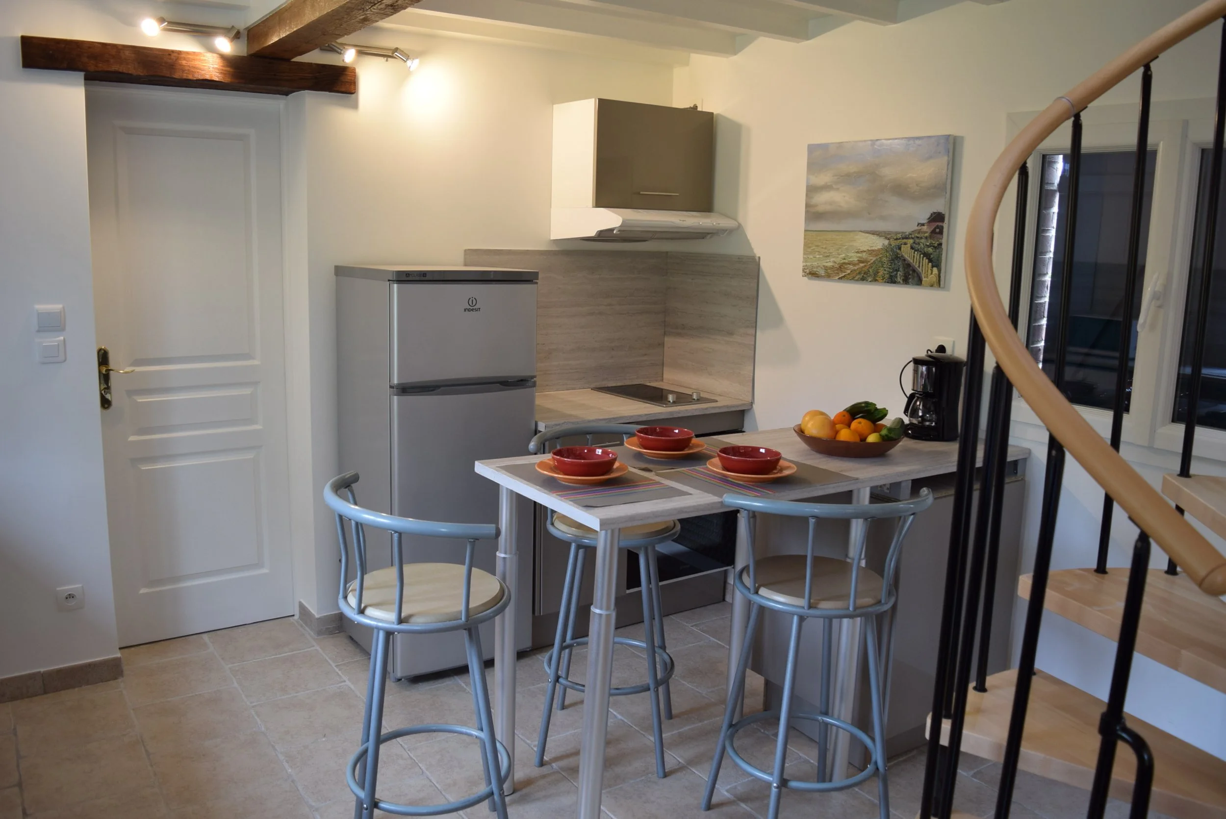 Cuisine équipée avec table-bar et chaises hautes