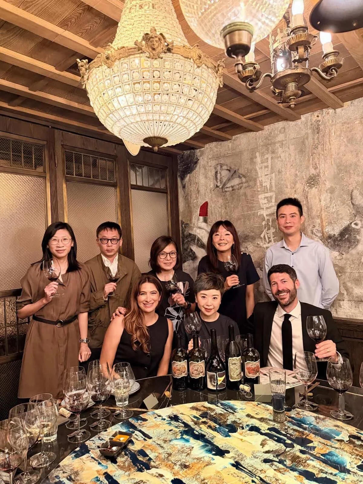H O N G  K O N G 🇭🇰 trip started off with a BANG❗️Straight off the plane and over to @mott32hk @stancharthk for delicious modern Cantonese cuisine. Endless thanks to the exemplary @links_concept for organizing a special and intimate group and to @c