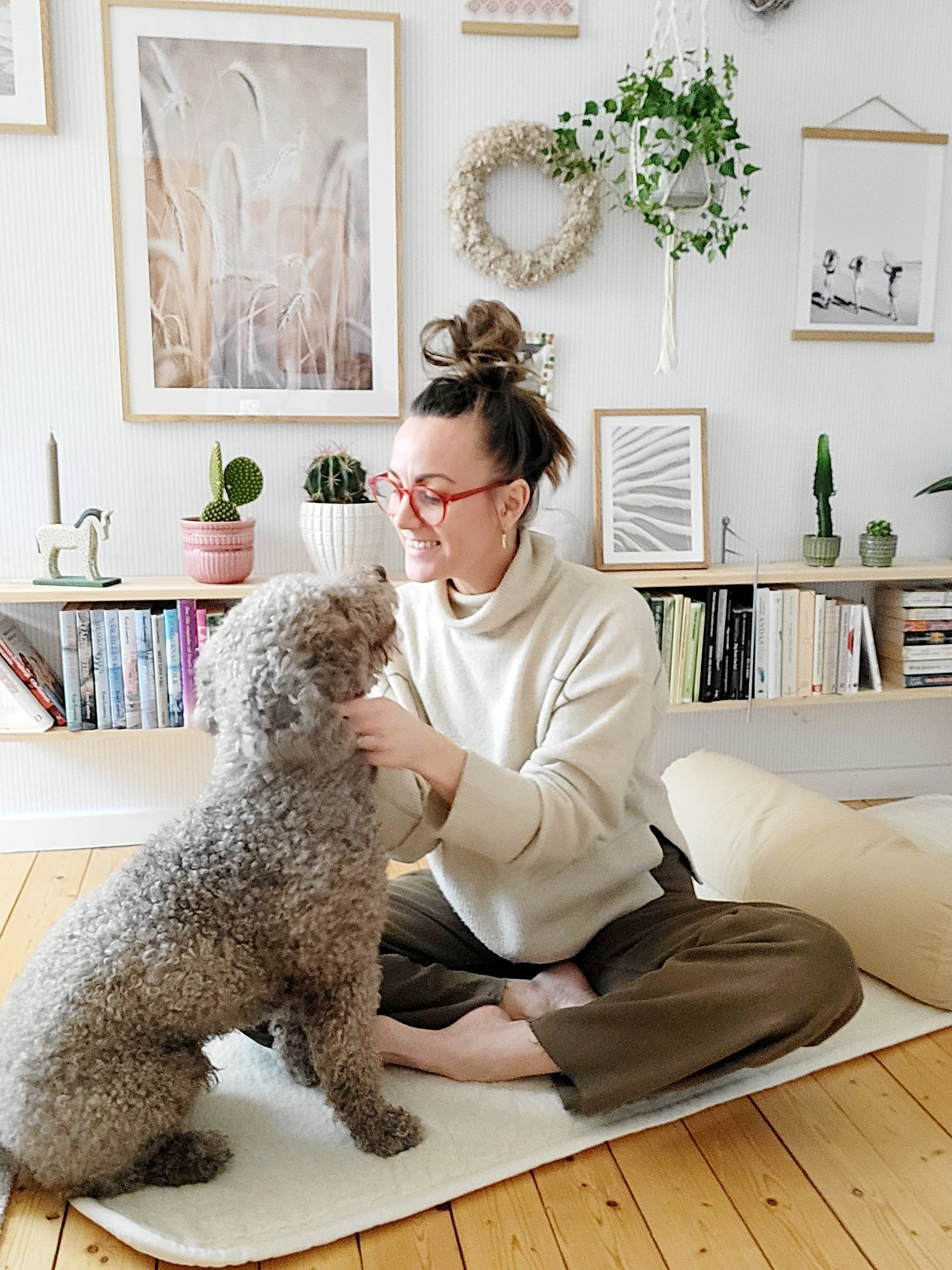 Karin och Ebbot, en spansk vattenhund på yogamattan efter mediyoga