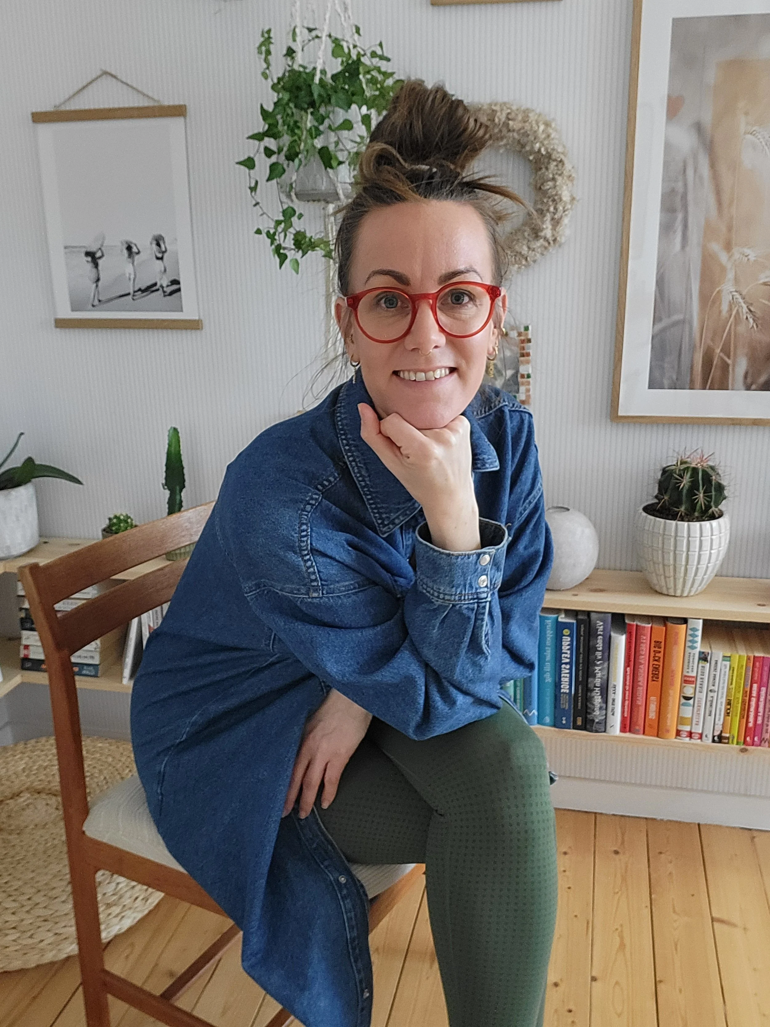 Karin sittande på stol, mediyoga