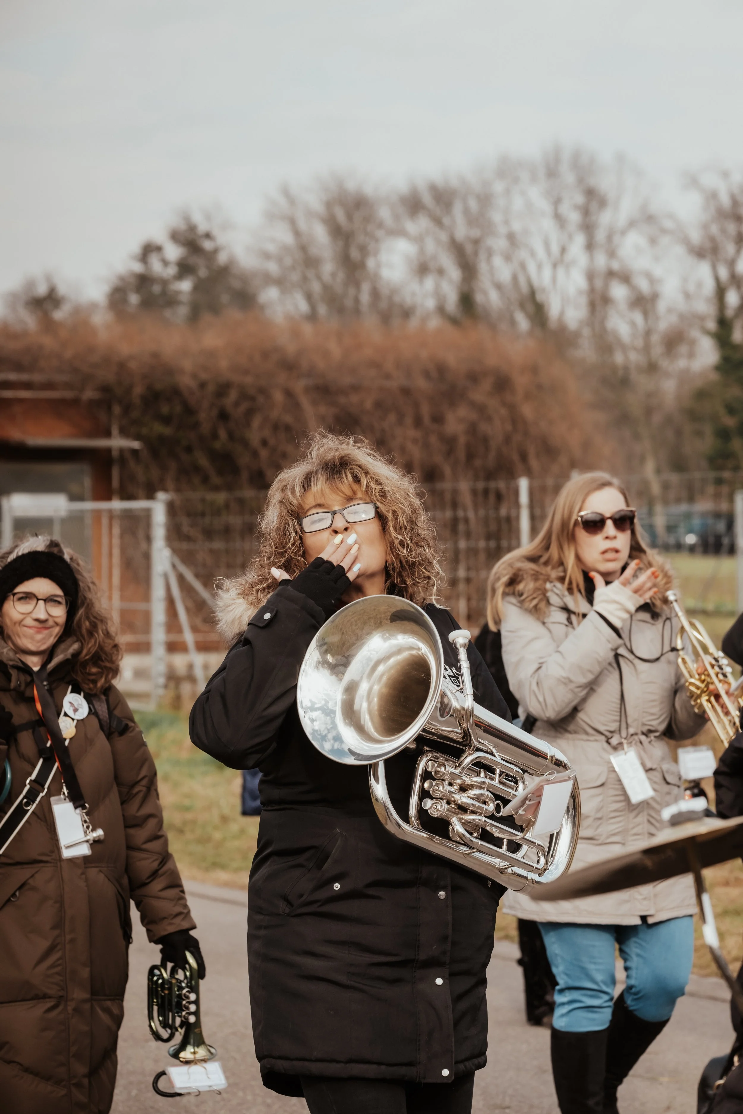 Frauen, die Instrumente spielen bei einer Outdoor-Musikveranstaltung