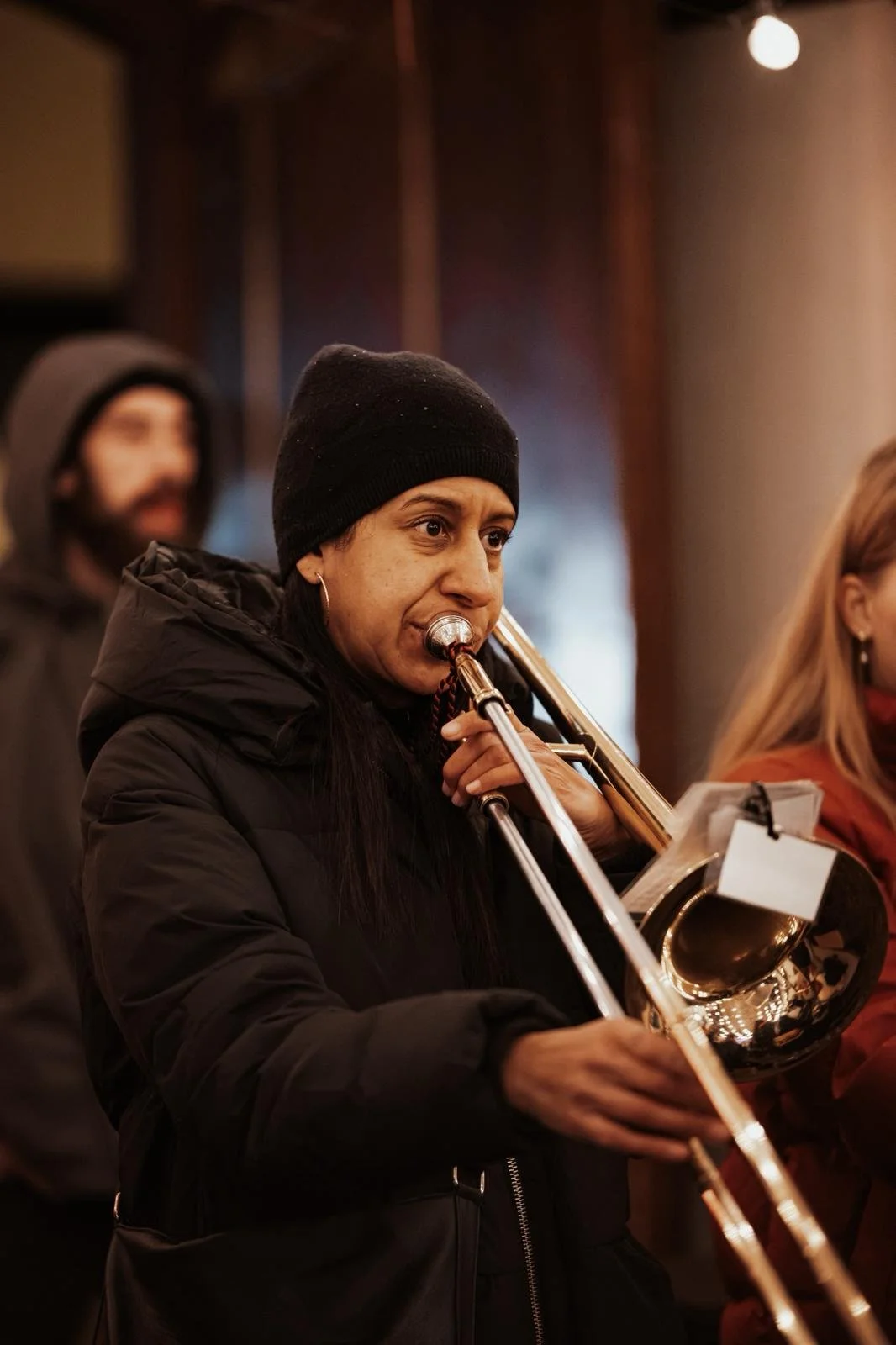 Eine Frau spielt Trompete bei einer geselligen Veranstaltung.