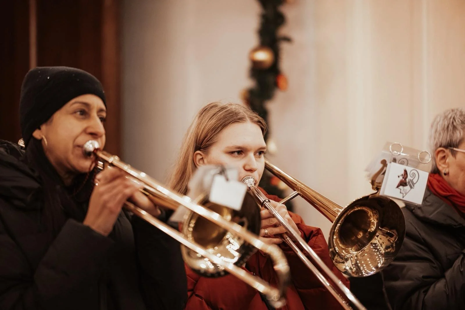 Drei Musiker spielen Trompete bei einer Weihnachtsfeier