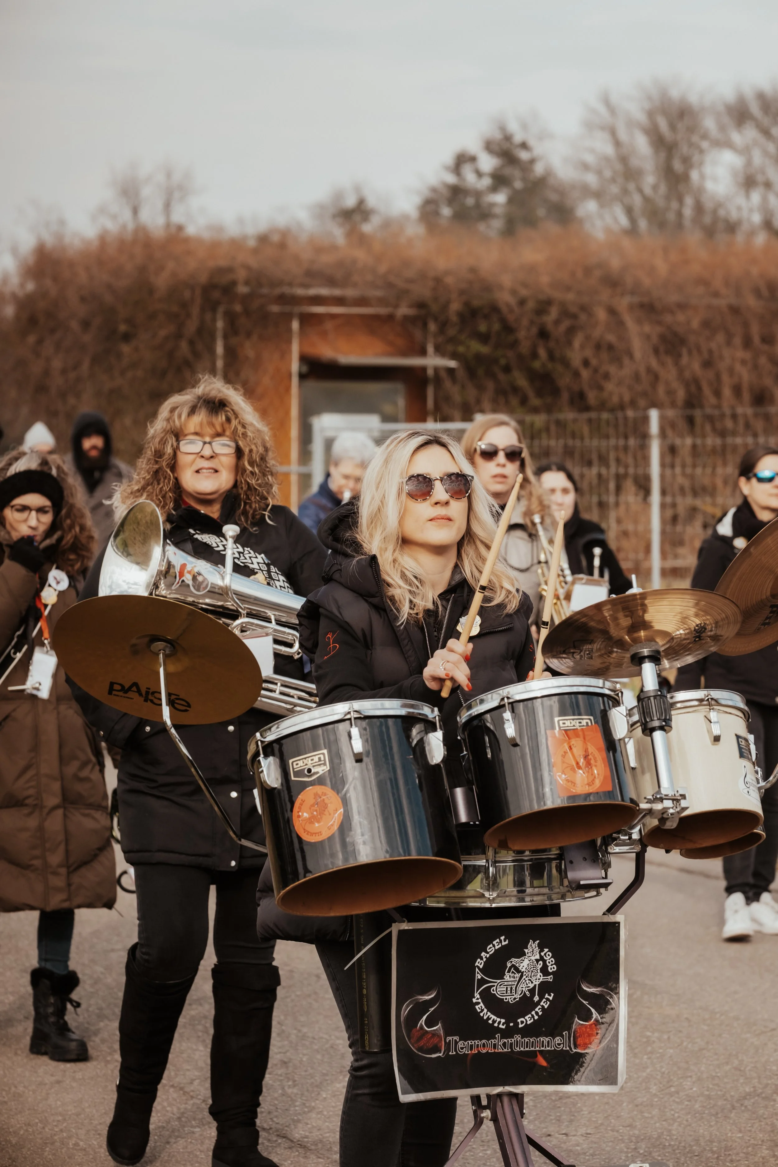 Musikerinnen mit Percussion-Instrumenten bei einem Musikzug.