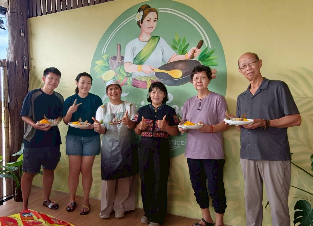 LINE_ALBUM_Khun Lee and family_260520_1.jpg