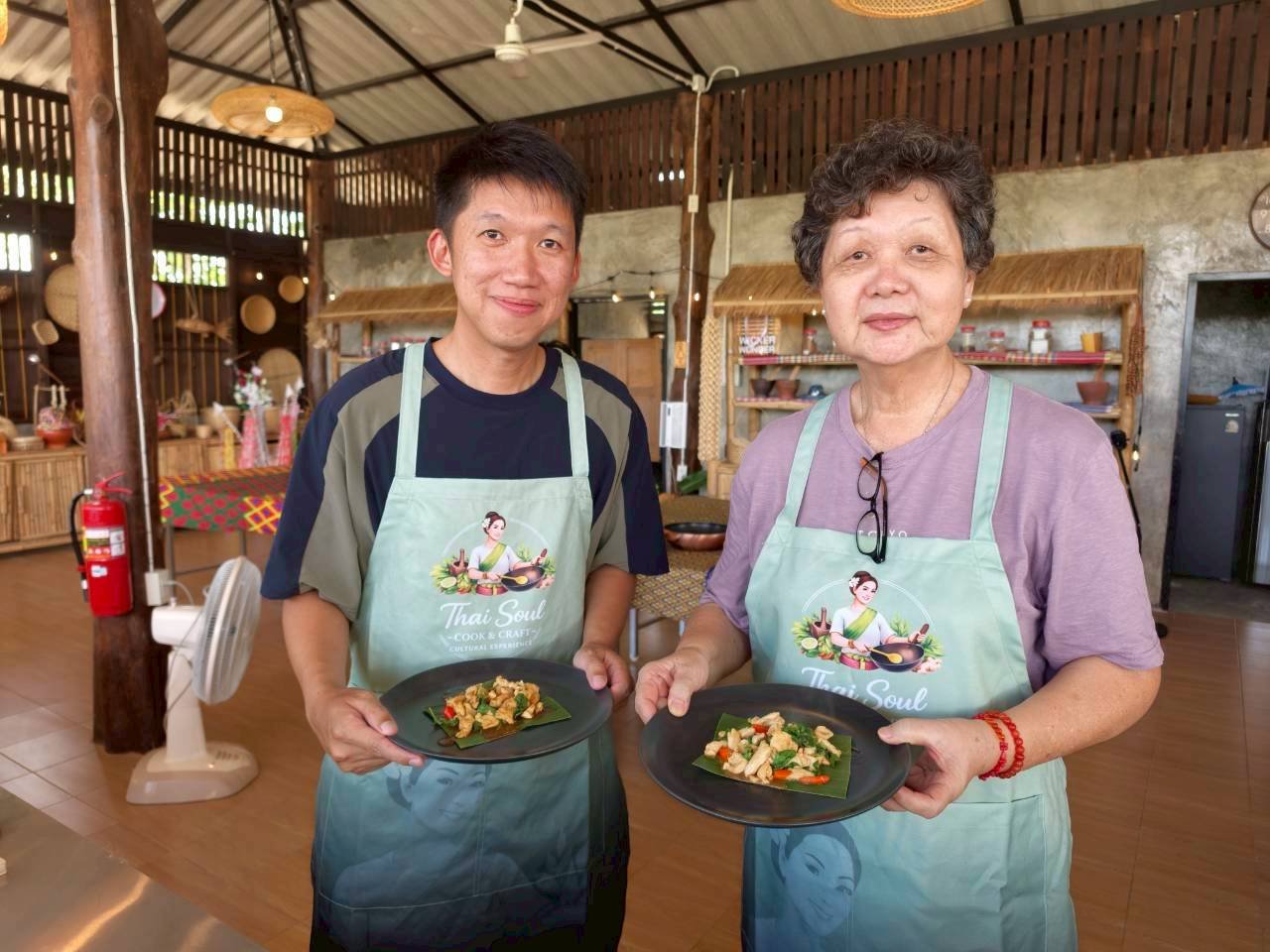 LINE_ALBUM_Khun Lee and family_260520_16.jpg