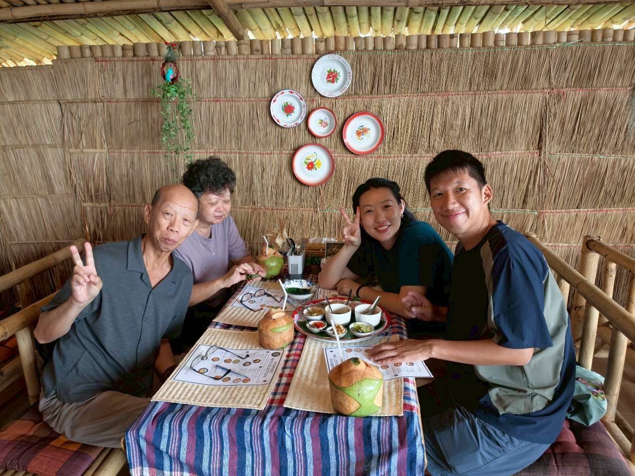 LINE_ALBUM_Khun Lee and family_260520_85.jpg