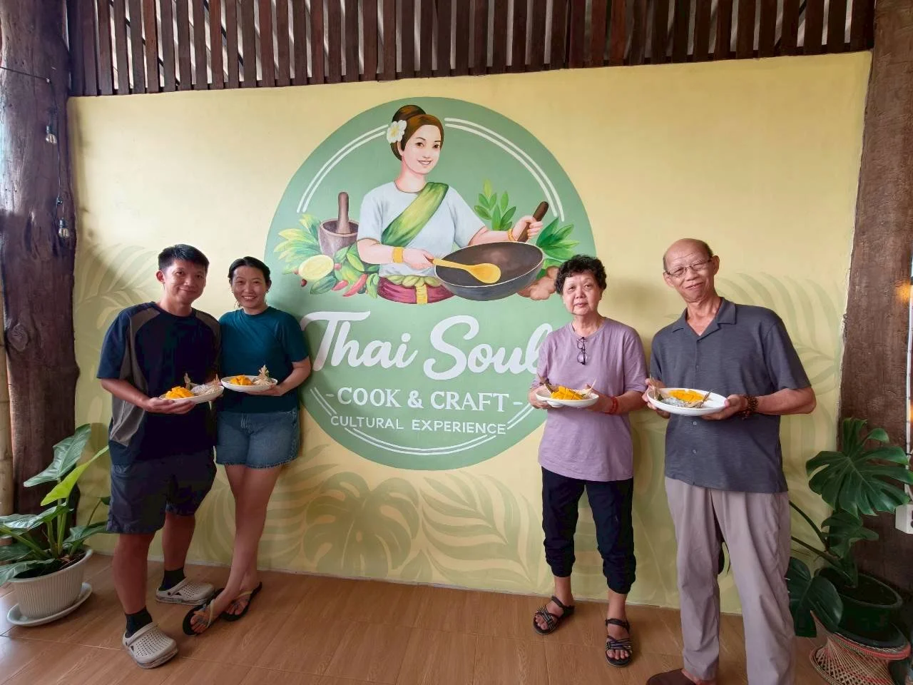 LINE_ALBUM_Khun Lee and family_260520_2.jpg