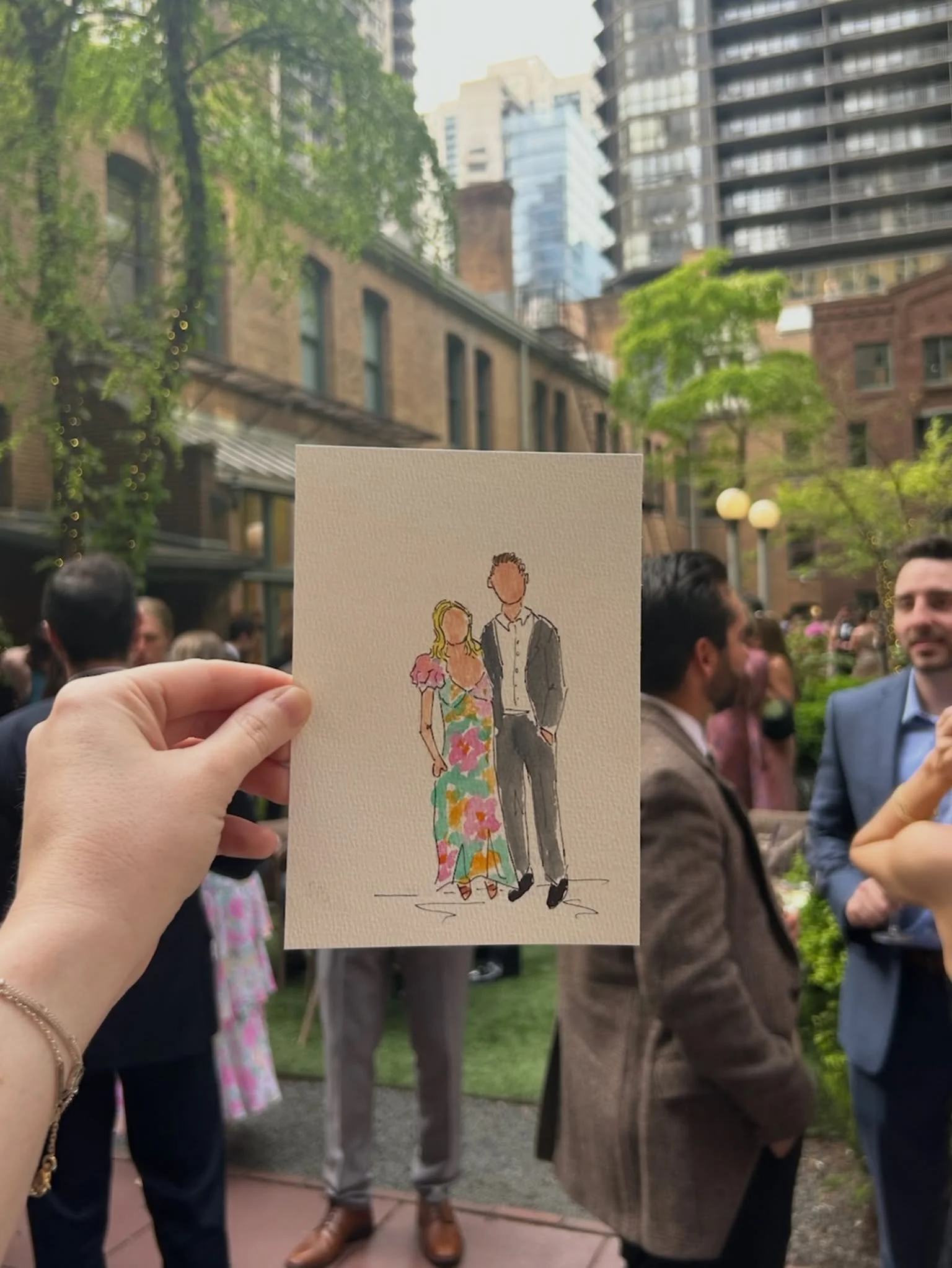 Such a beautiful evening painting watercolor guest portraits at Lauren &amp; Matt&rsquo;s wedding! These little paintings were the perfect touch to their courtyard cocktail hour ✨💍

I&rsquo;m Summer, a watercolor guest portrait artist based in Chica