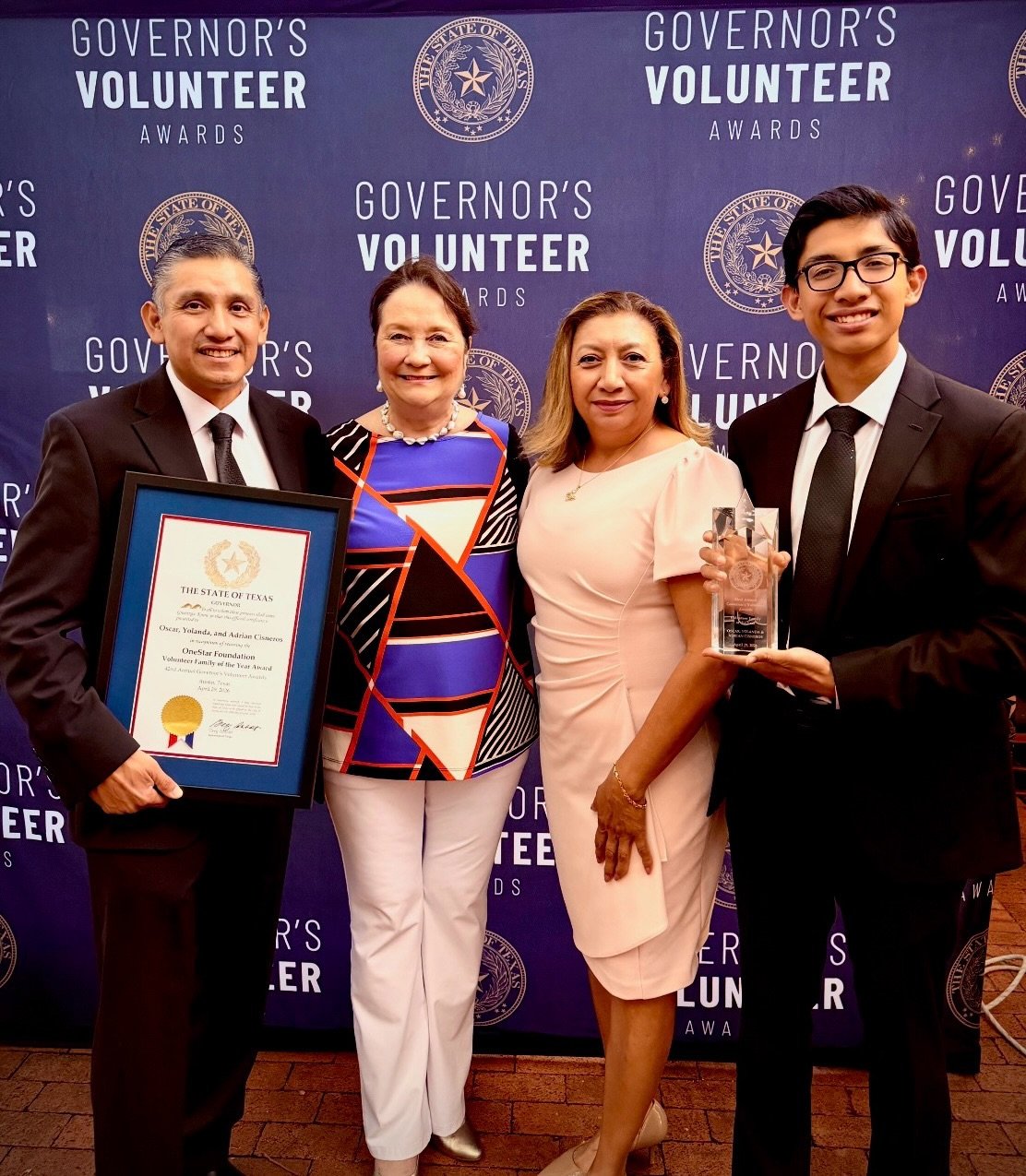 Some of the most profound acts of service come from the deepest places of love. This
#GlobalVolunteerMonth, the Governor&rsquo;s Volunteer Awards honored a family whose grief became a gift to countless others.

@onestarfoundation and First Lady Cecil