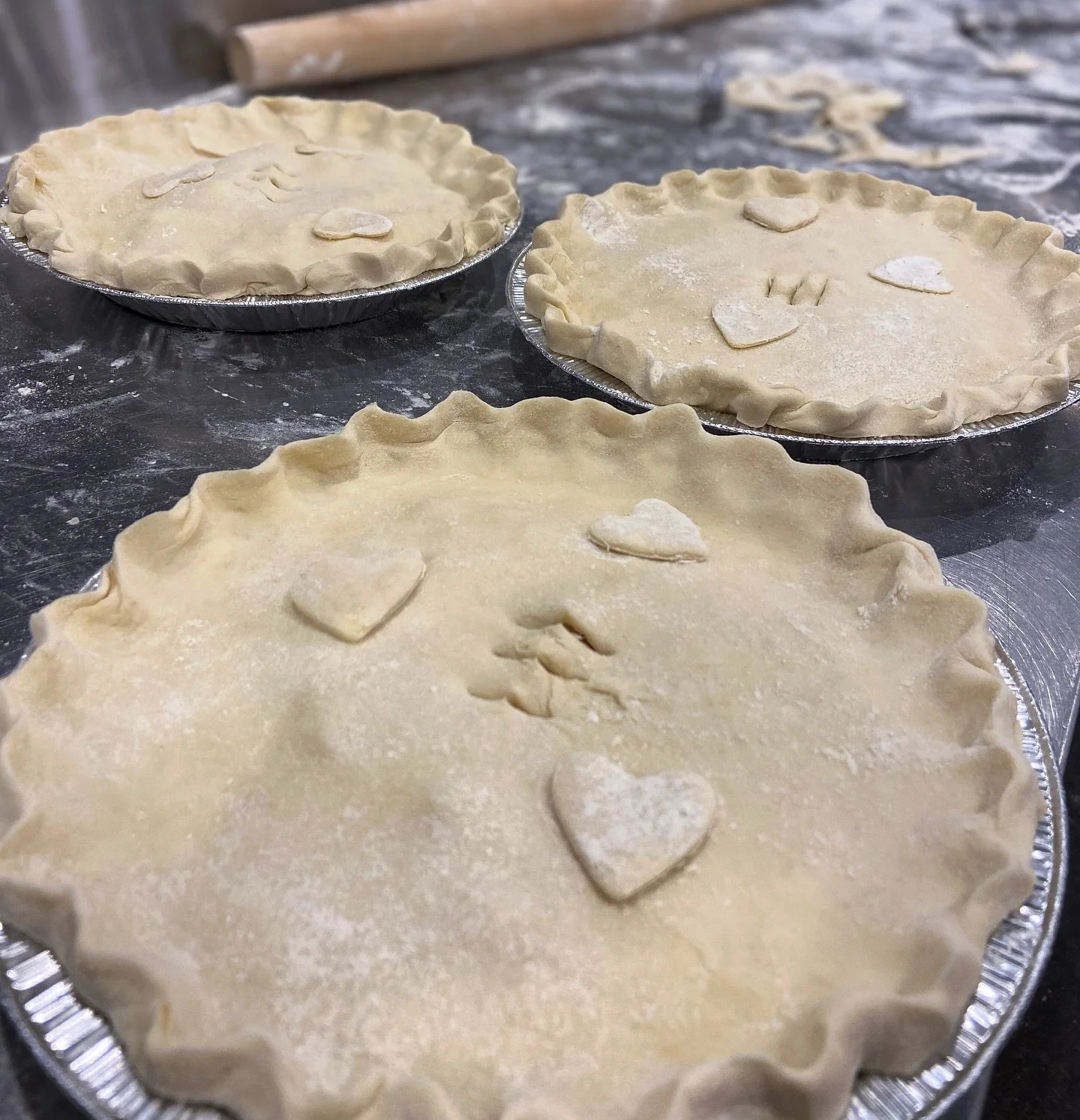 🎄✨ C&rsquo;est reparti! Comme chaque ann&eacute;e, la cuisine est en pleine action! On pr&eacute;pare nos d&eacute;licieuses tourti&egrave;res pour le temps des F&ecirc;tes! 🥧❤️

Disponibles d&egrave;s demain (10 d&eacute;cembre) au cong&eacute;lo.