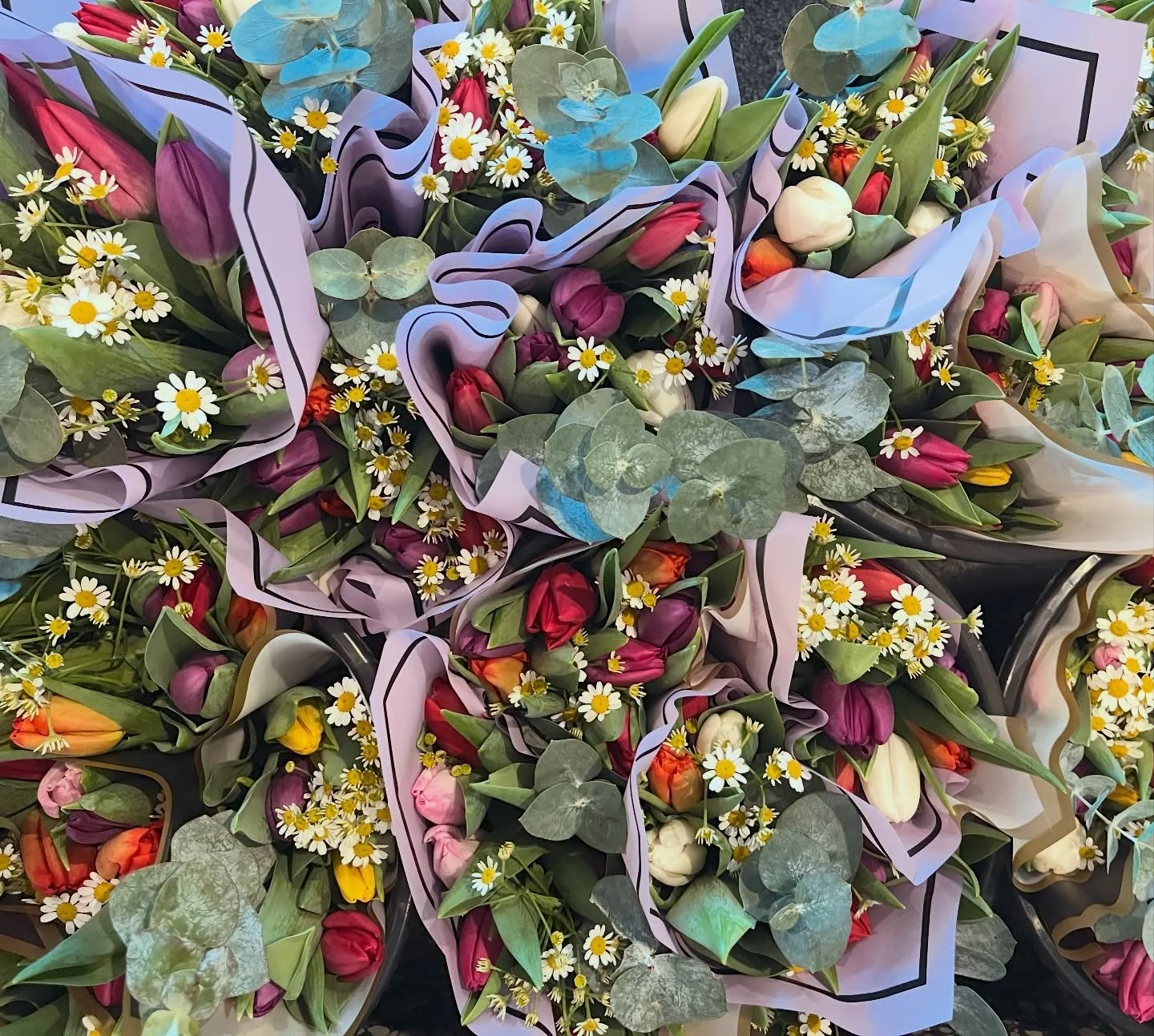 Le Louisa est toujours bien fleuri quand c&rsquo;est la f&ecirc;te de l&rsquo;amour 💕🫶🏻🌷

Drop ce vendredi et ce samedi par @violette.fleuriste 
Aucune r&eacute;servation, tant qu&rsquo;il y en aura ! Bisous 💘