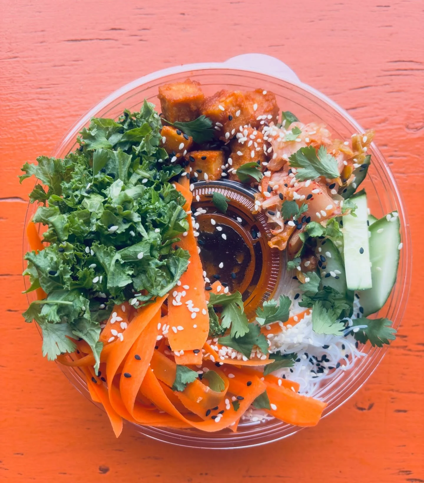 NOUVEAU BOL REPAS 🥙 🥙
Kimchi, vinaigrette Gochujang, nouille de riz, tofu, l&eacute;gumes &agrave; profusionnnnn. On l&rsquo;adore !