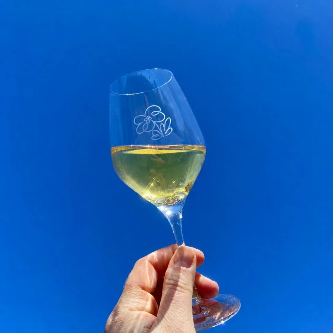 🍷 Un verre de vin, au soleil? On a ce qu&rsquo;il vous faut.

Cet &eacute;t&eacute;, on ram&egrave;ne le vin au verre&hellip; fa&ccedil;on mini buvette. Pour accompagner un lunch qui s&rsquo;&eacute;tire ou un apr&egrave;s-midi en terrasse.

On dit 