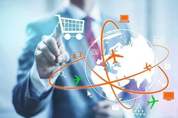 Ilustración digital de un hombre señalando una pantalla con íconos de comercio electrónico, tecnología y viajes, con un globo terráqueo y aviones alrededor.