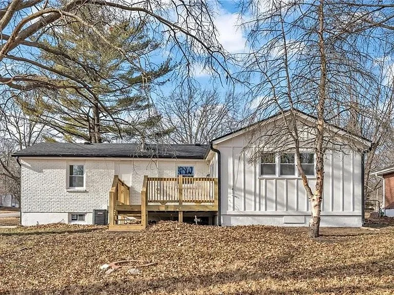 A Strong and Sturdy deck built with 6x6 posts and 2x6 decking boards